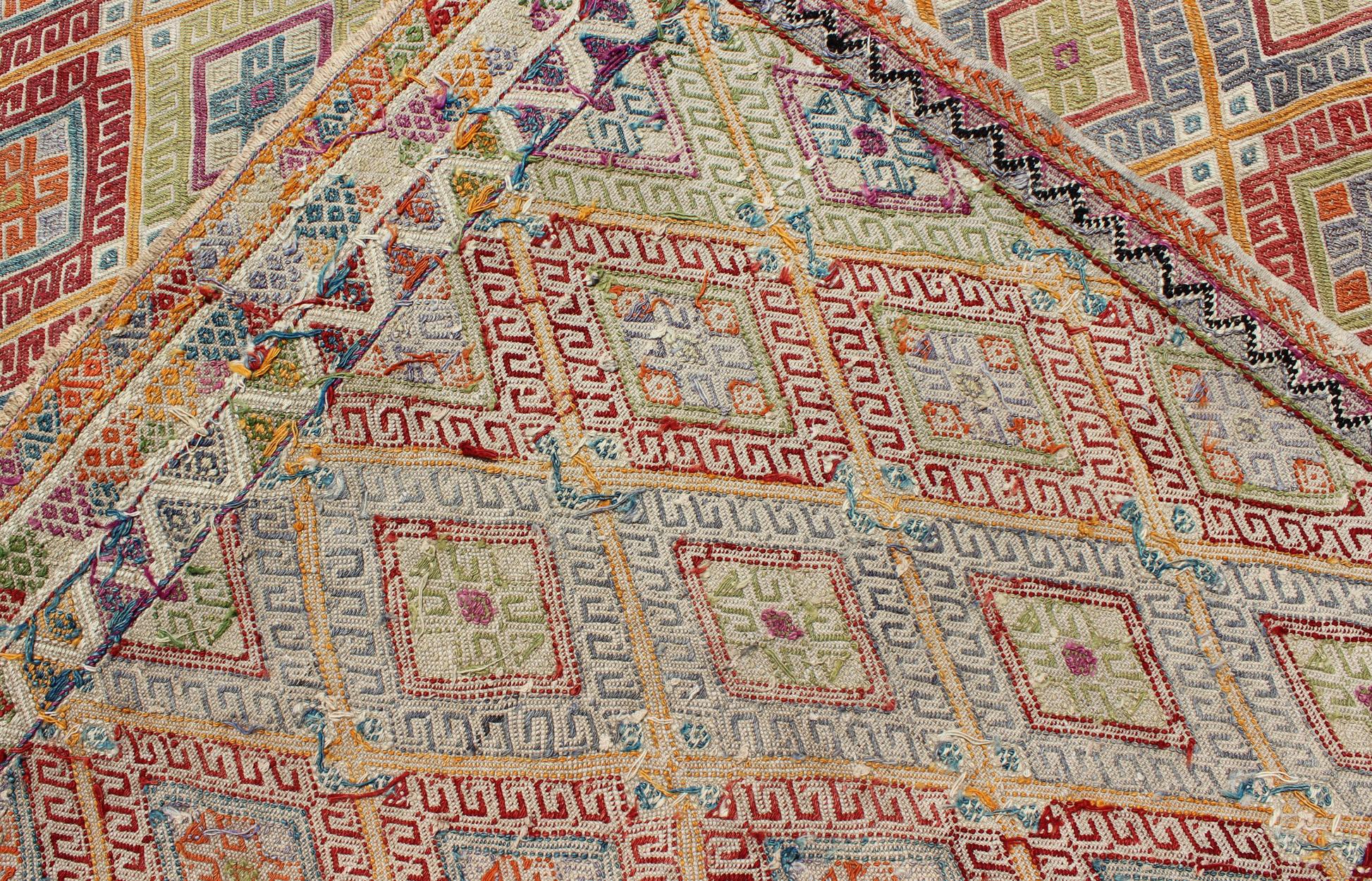 Geometrischer türkischer Kelim-Teppich im Vintage-Stil mit Diamanten, leuchtend und farbenfroh im Angebot 5