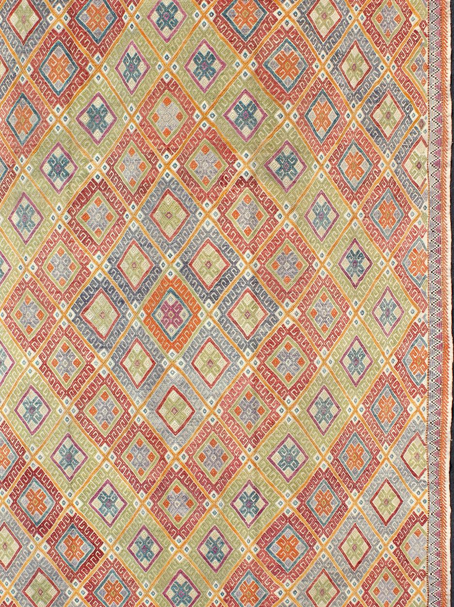 Geometrischer türkischer Kelim-Teppich im Vintage-Stil mit Diamanten, leuchtend und farbenfroh (Handgewebt) im Angebot