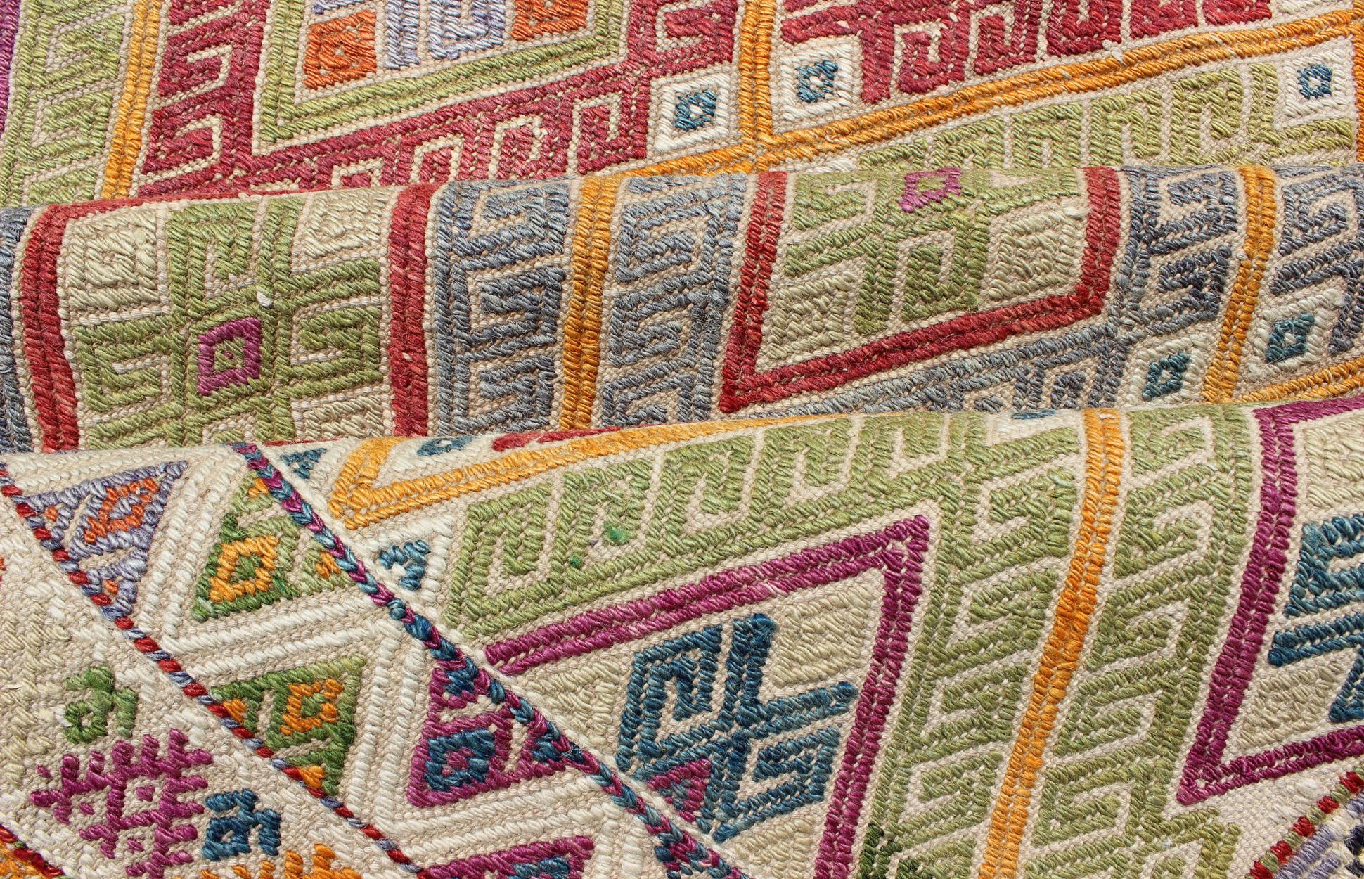 Geometrischer türkischer Kelim-Teppich im Vintage-Stil mit Diamanten, leuchtend und farbenfroh im Zustand „Gut“ im Angebot in Atlanta, GA
