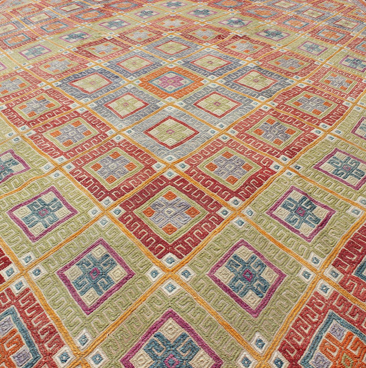 Geometrischer türkischer Kelim-Teppich im Vintage-Stil mit Diamanten, leuchtend und farbenfroh (Mitte des 20. Jahrhunderts) im Angebot