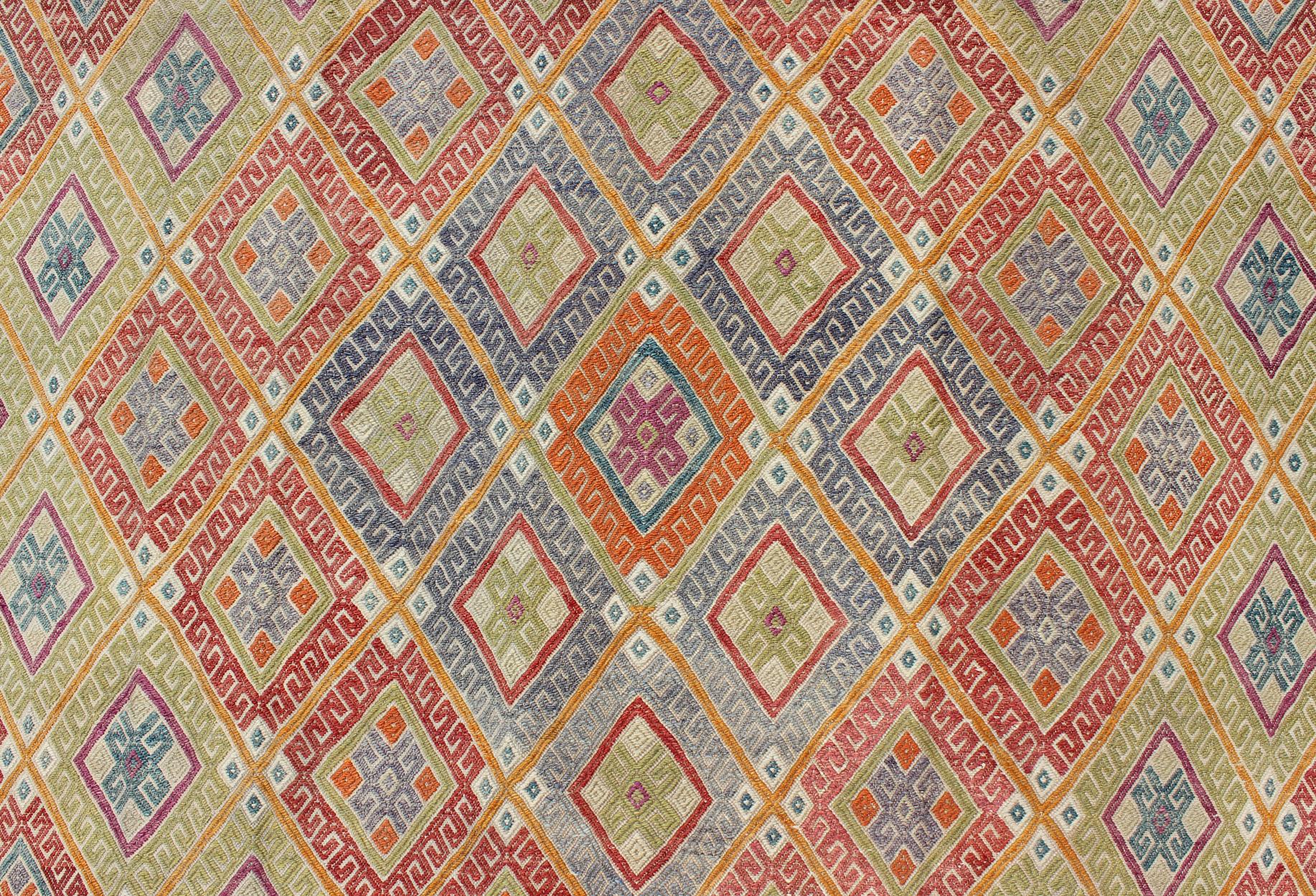 Geometrischer türkischer Kelim-Teppich im Vintage-Stil mit Diamanten, leuchtend und farbenfroh (Wolle) im Angebot