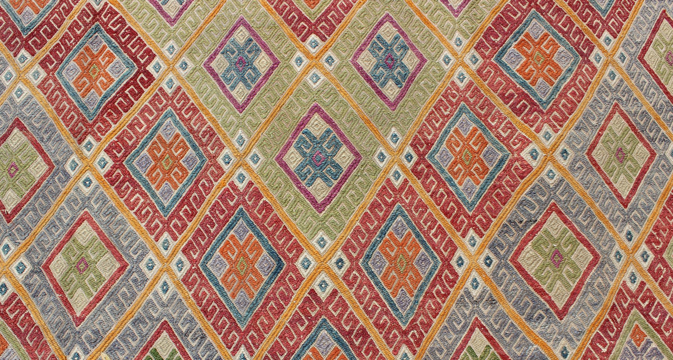 Geometrischer türkischer Kelim-Teppich im Vintage-Stil mit Diamanten, leuchtend und farbenfroh im Angebot 1