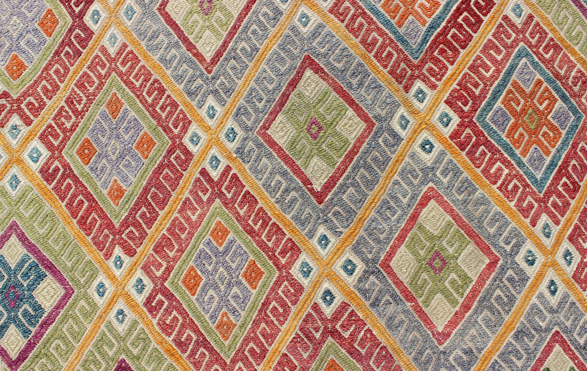 Geometrischer türkischer Kelim-Teppich im Vintage-Stil mit Diamanten, leuchtend und farbenfroh im Angebot 2
