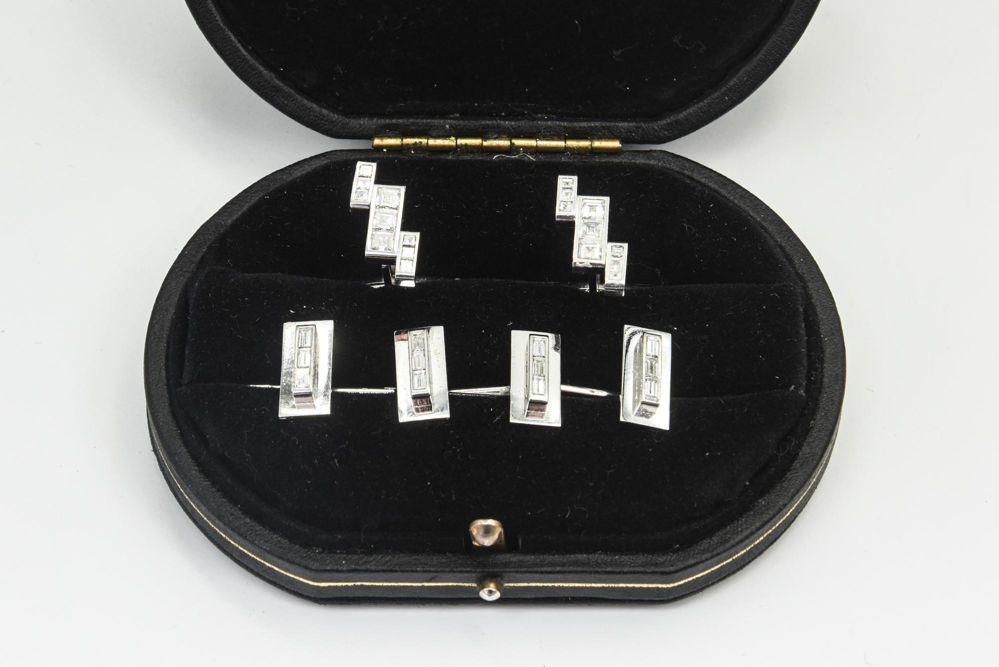 Geometrische Diamant-Manschettenknöpfe und Ohrstecker aus Weißgold im Smoking-Set (Carréschliff) im Angebot