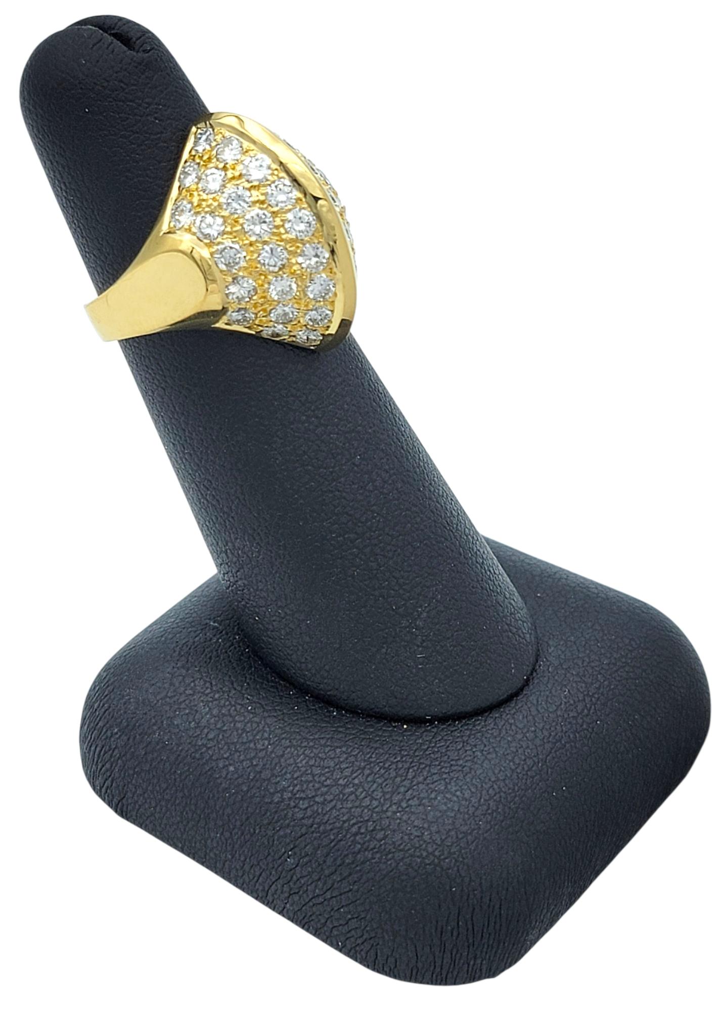 Bague cocktail en or jaune 18 carats avec pavé de diamants en forme de dôme géométrique en vente 4