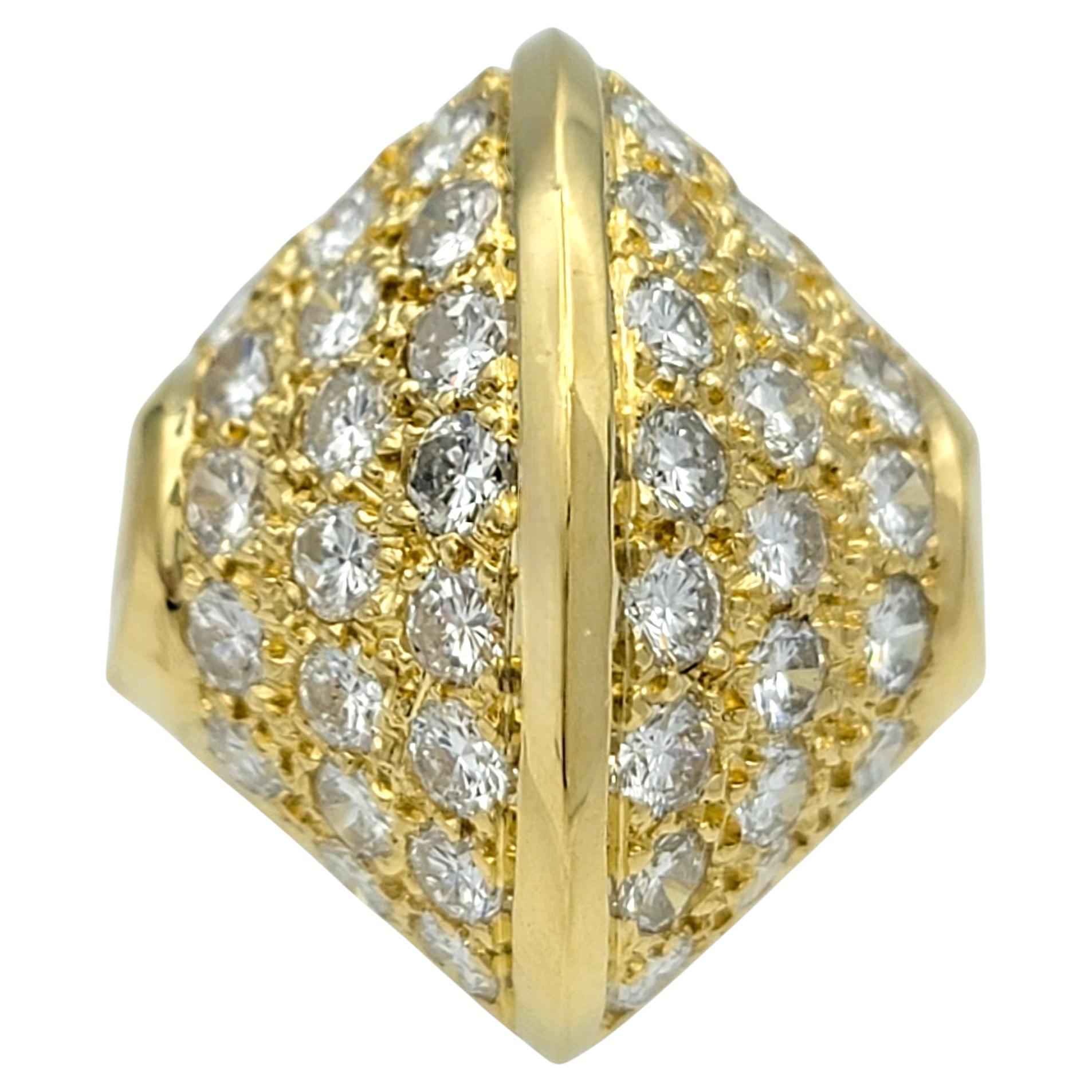 Taille de l'anneau : 5.5

Cette bague en diamant sophistiquée présente une brillance et une élégance intemporelles. L'anneau est traversé par des diamants ronds de taille brillant, réputés pour leur éclat inégalé. Les diamants sont sertis de manière