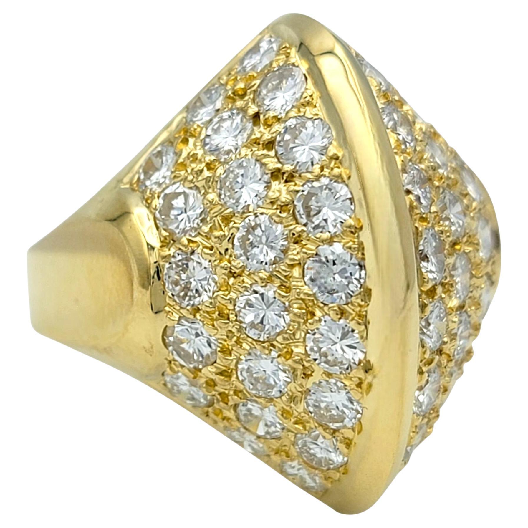 Taille ronde Bague cocktail en or jaune 18 carats avec pavé de diamants en forme de dôme géométrique en vente