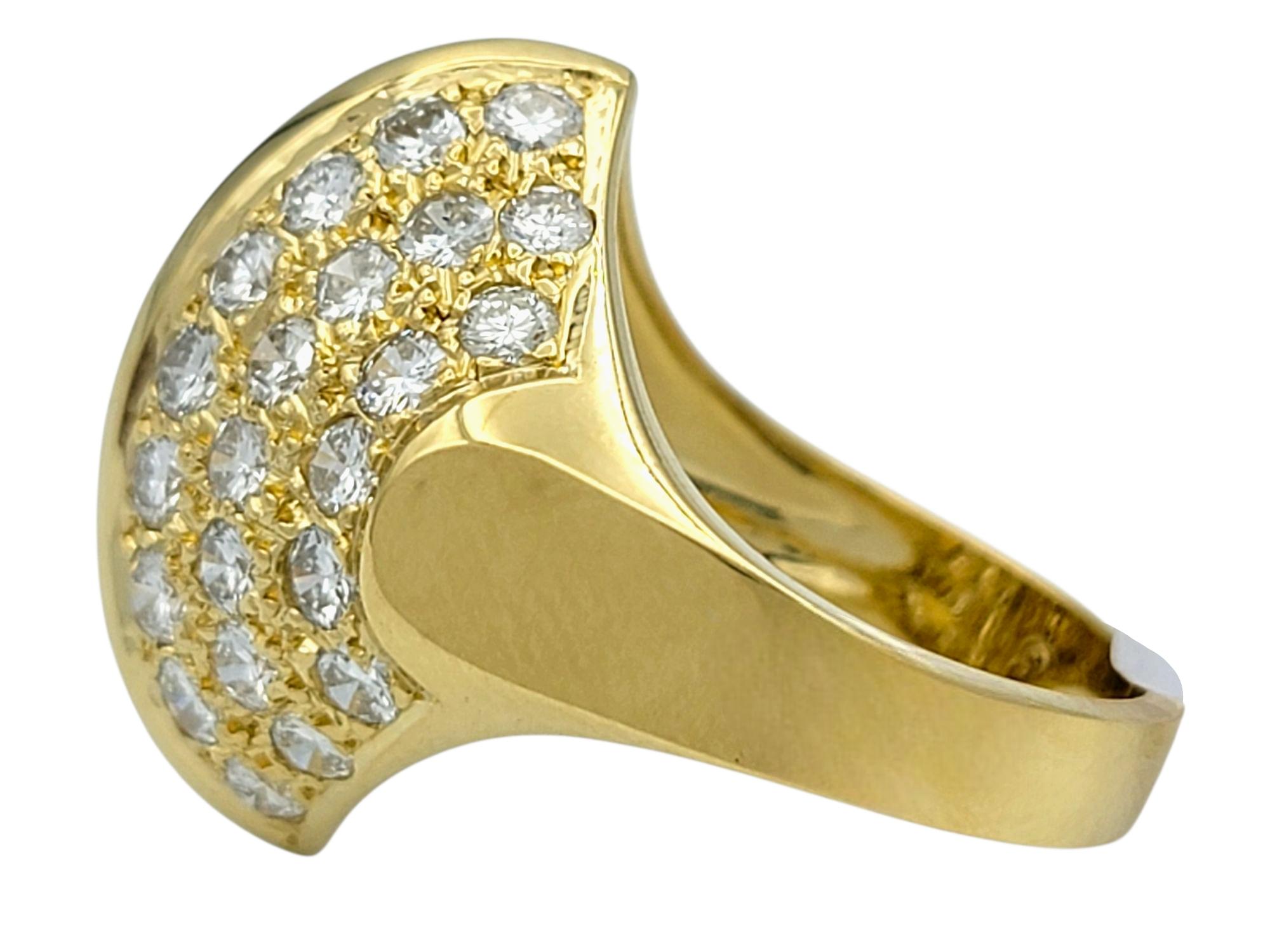Bague cocktail en or jaune 18 carats avec pavé de diamants en forme de dôme géométrique Bon état - En vente à Scottsdale, AZ