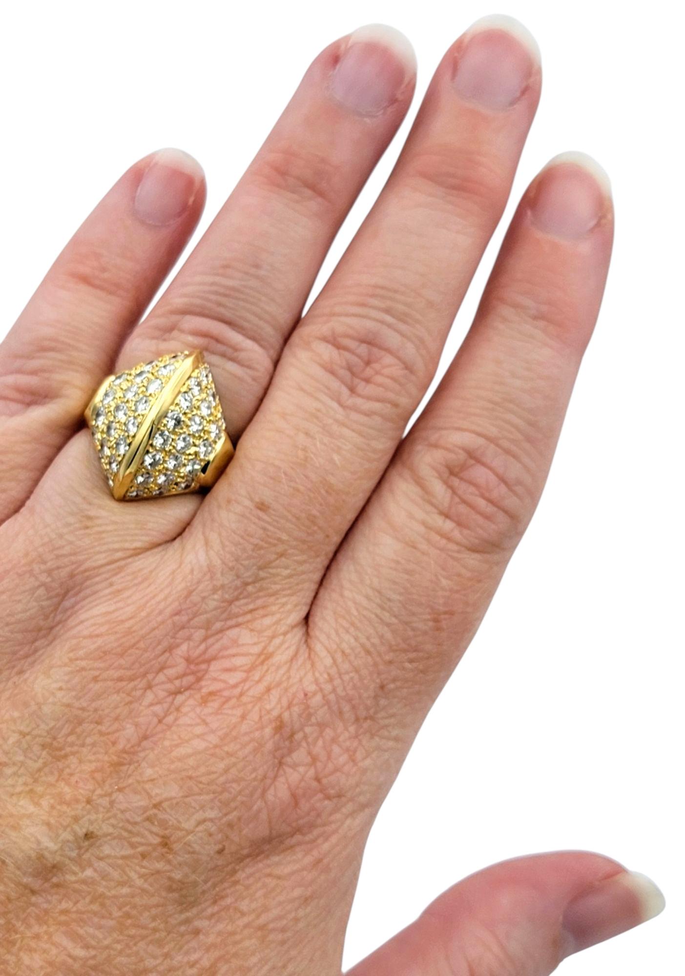 Bague cocktail en or jaune 18 carats avec pavé de diamants en forme de dôme géométrique en vente 1