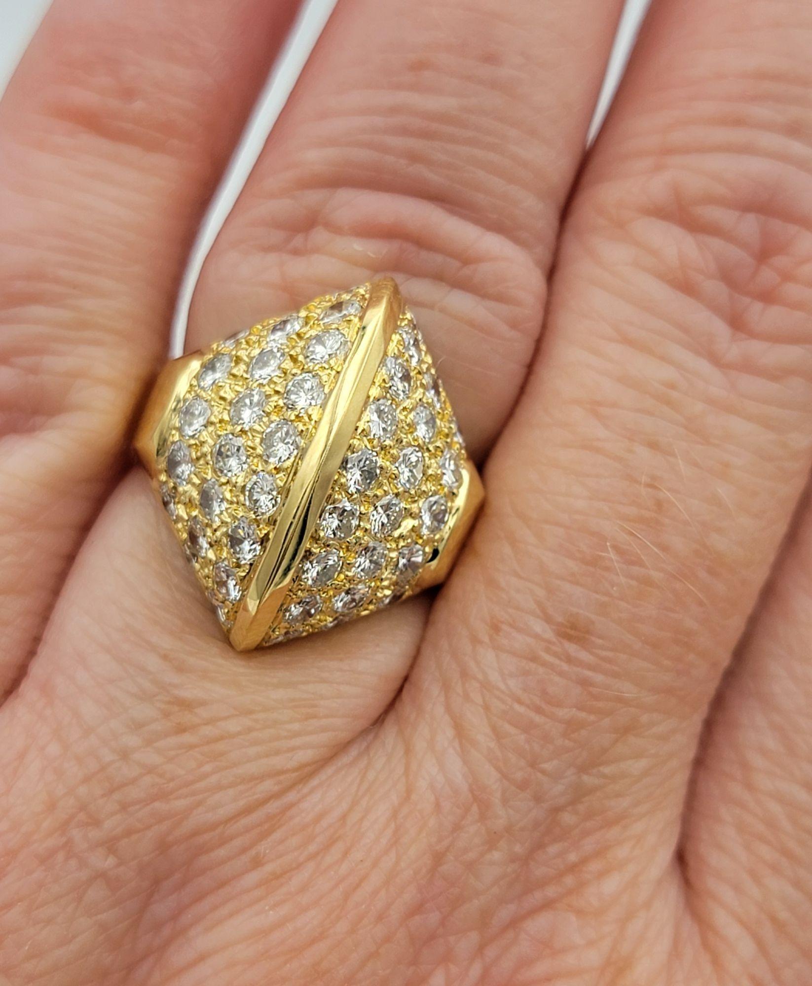 Bague cocktail en or jaune 18 carats avec pavé de diamants en forme de dôme géométrique en vente 2