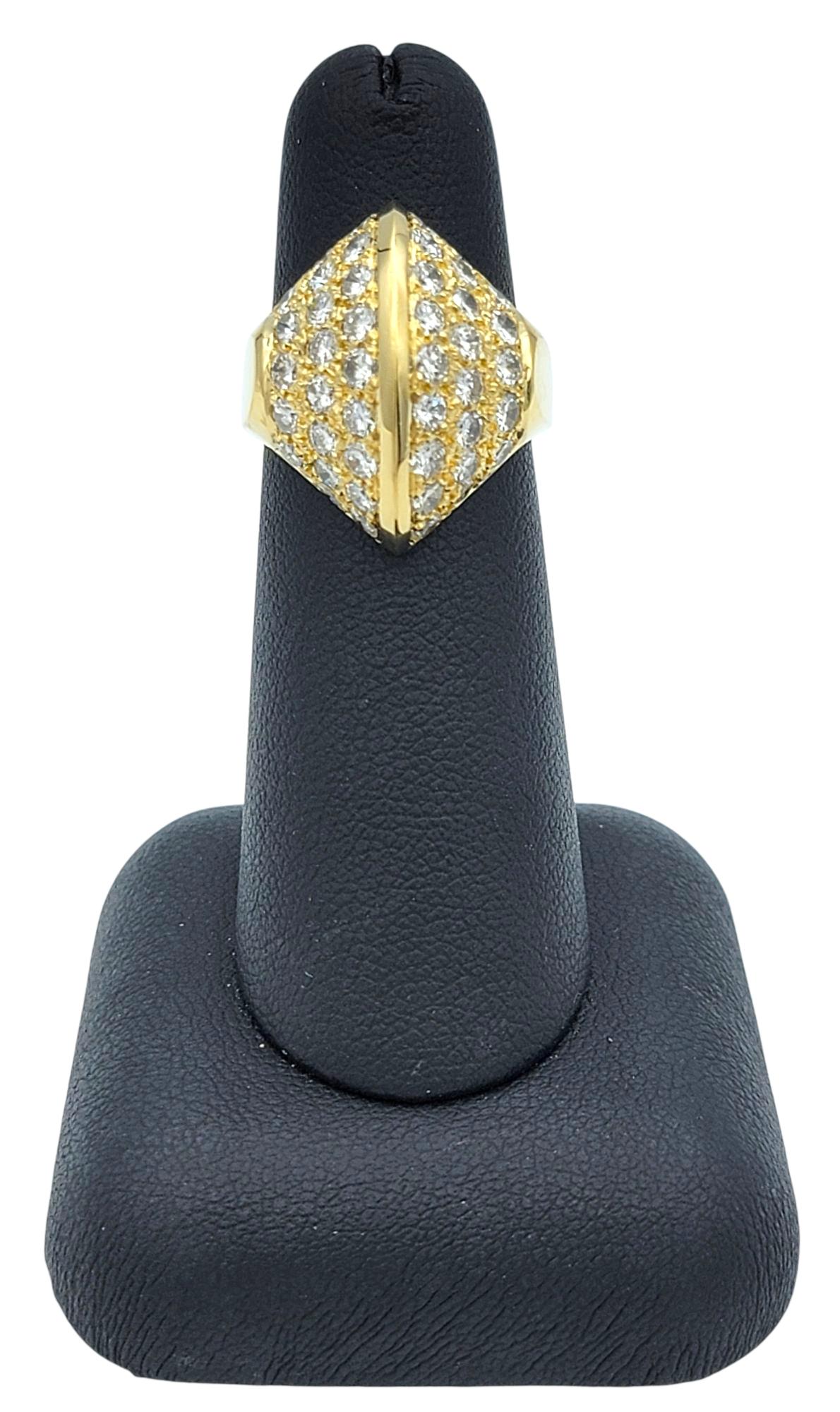 Bague cocktail en or jaune 18 carats avec pavé de diamants en forme de dôme géométrique en vente 3