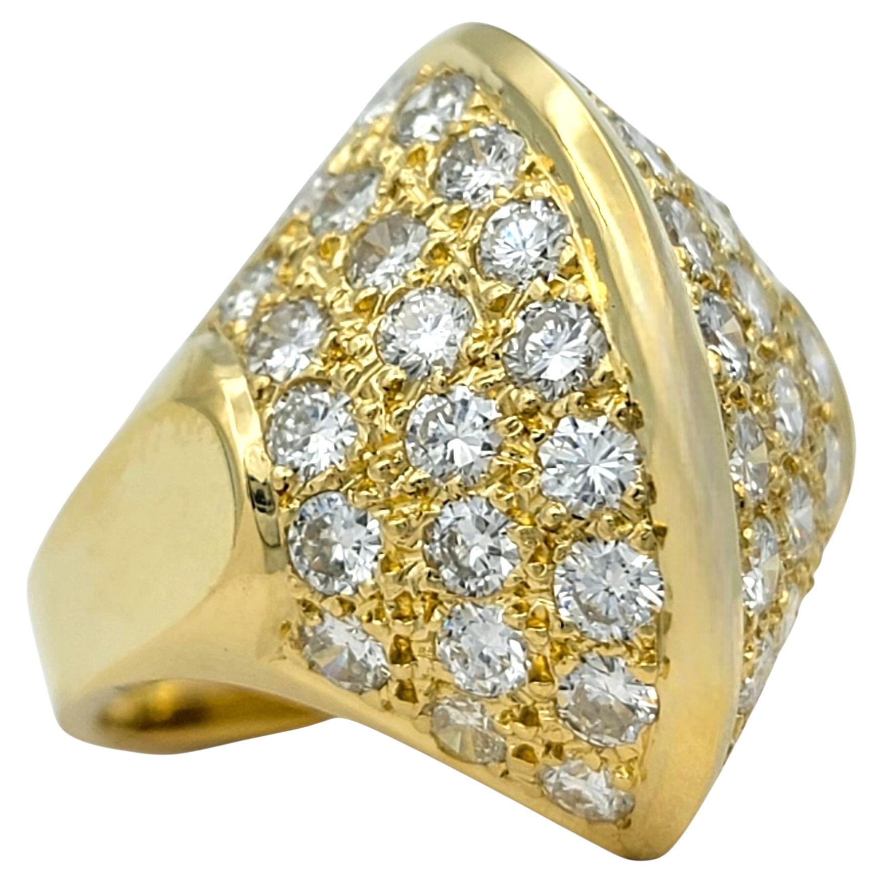 Bague cocktail en or jaune 18 carats avec pavé de diamants en forme de dôme géométrique en vente