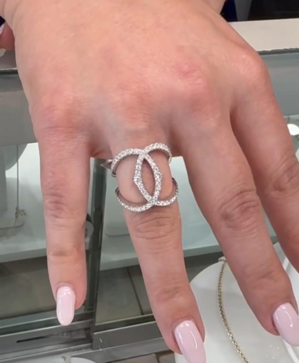 Geometric Double Oval Interlocking 0.83 Carat Diamond Ring in 18K White Gold For Sale 1