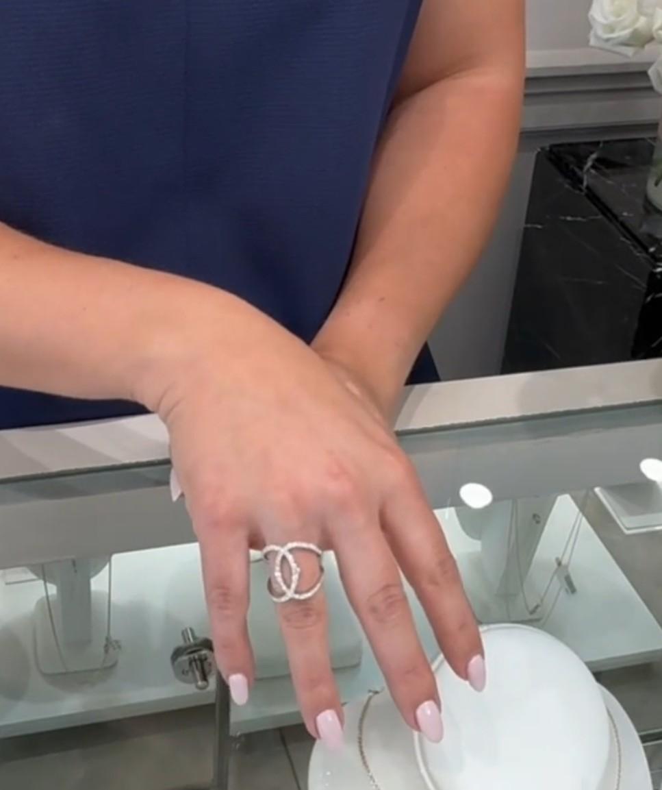 Geometric Double Oval Interlocking 0.83 Carat Diamond Ring in 18K White Gold For Sale 2