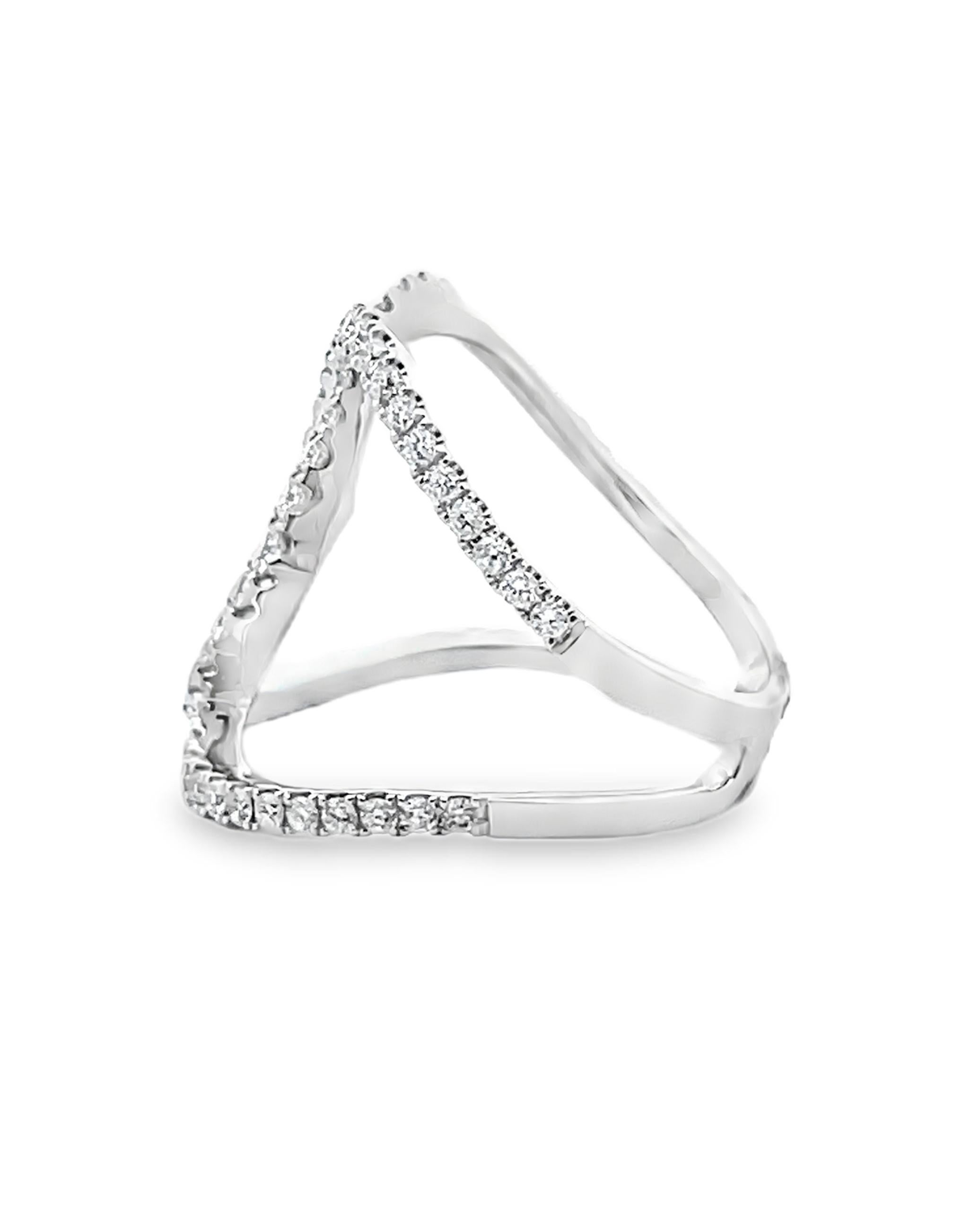 18K white gold interlocking fashion ring with 68 round faceted diamonds weighing 0.83 carat total. 

- Finger size 6.5, can be sized up or down by up to 2 sizes