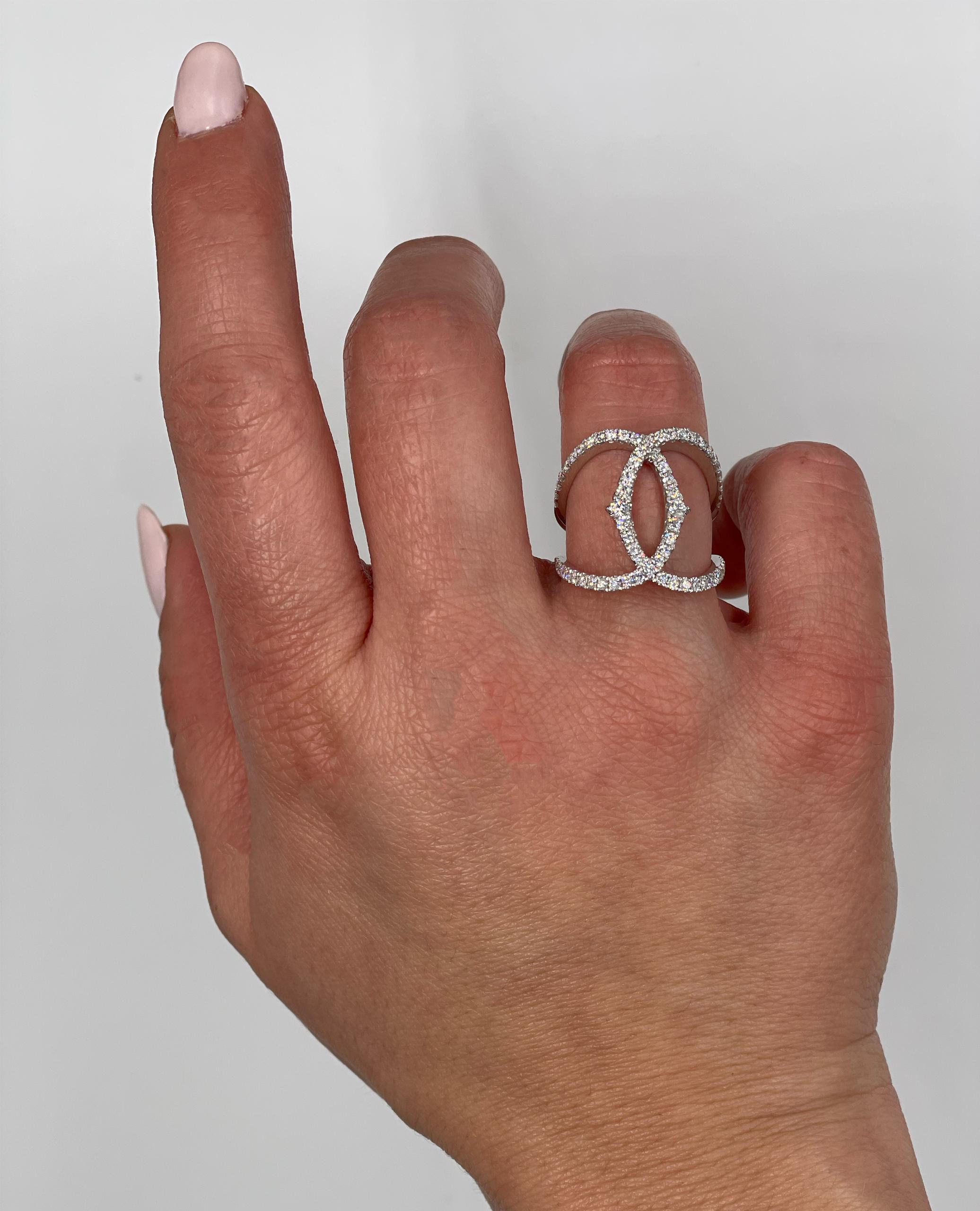 Geometric Double Oval Interlocking Diamond Ring in 18K White Gold In New Condition For Sale In Old Tappan, NJ