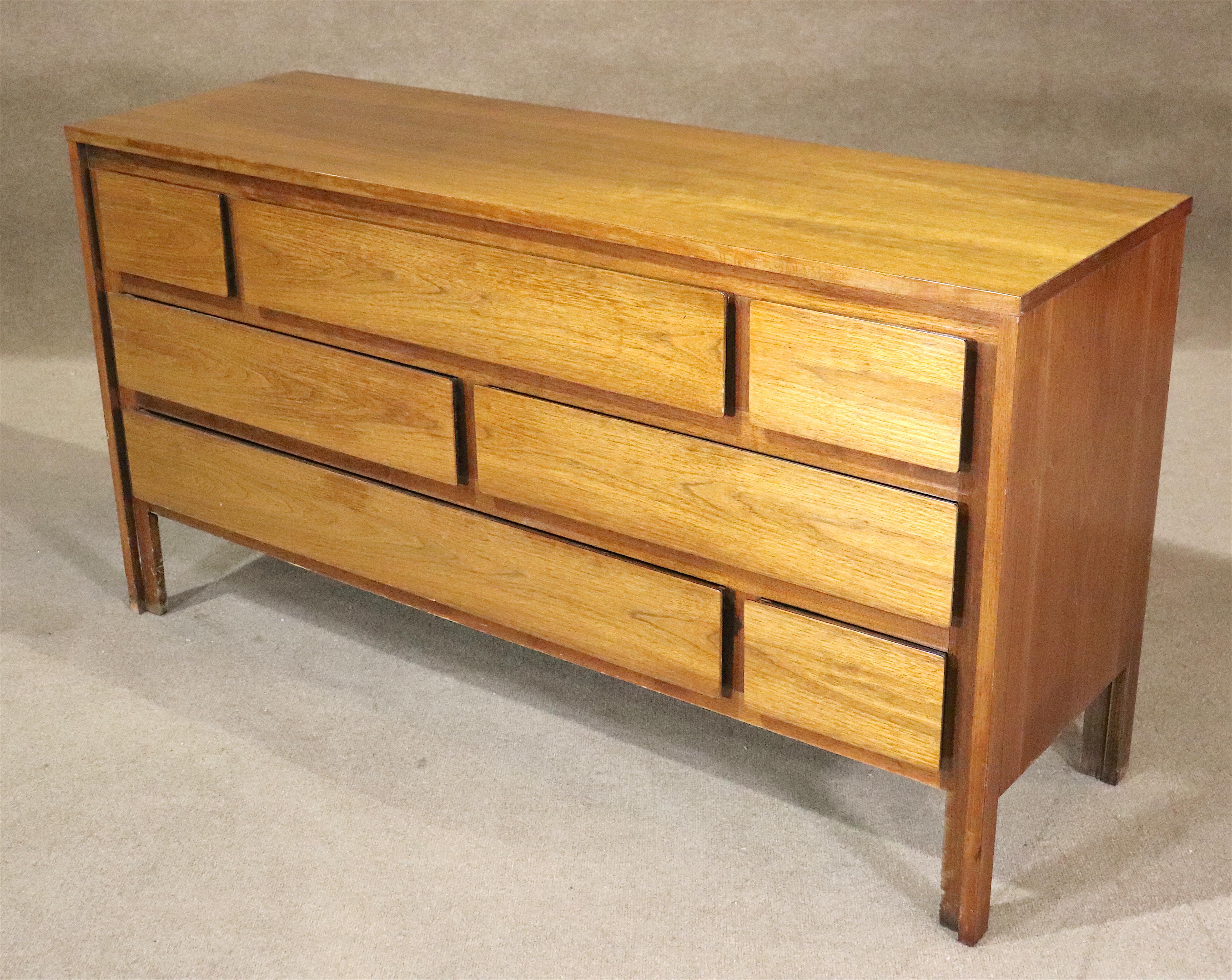 This stylish mid-century modern dresser is so much fun in it's design! Seven total drawers in a geometric design, borrowed from the famous designs of Gio Ponti. Made in strong wood by Henredon Furniture.
Please confirm location NY or NJ