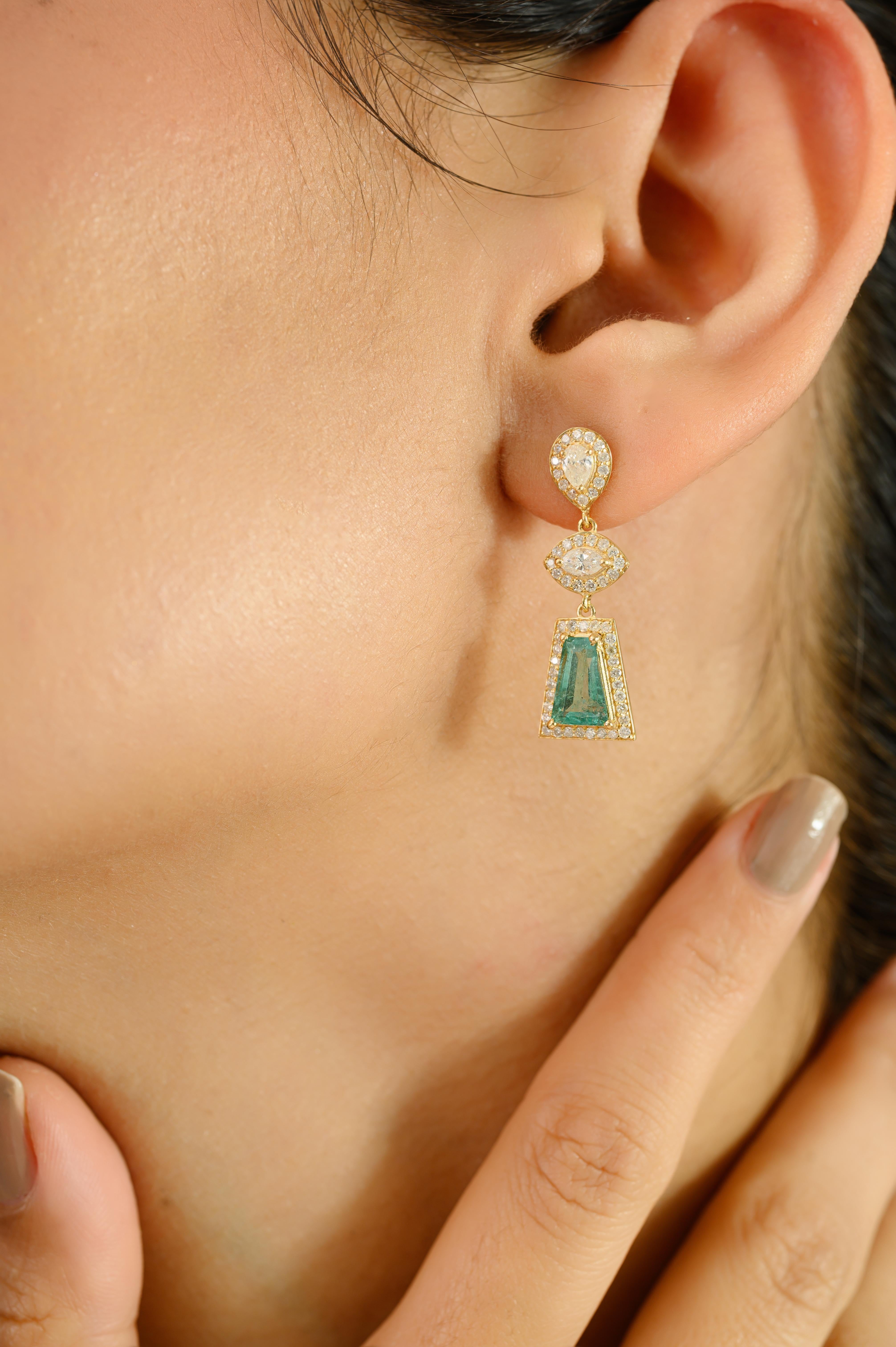 Geometrische Tropfenohrringe aus 18k Gelbgold mit Smaragd und Diamant für Frauen (Smaragdschliff) im Angebot