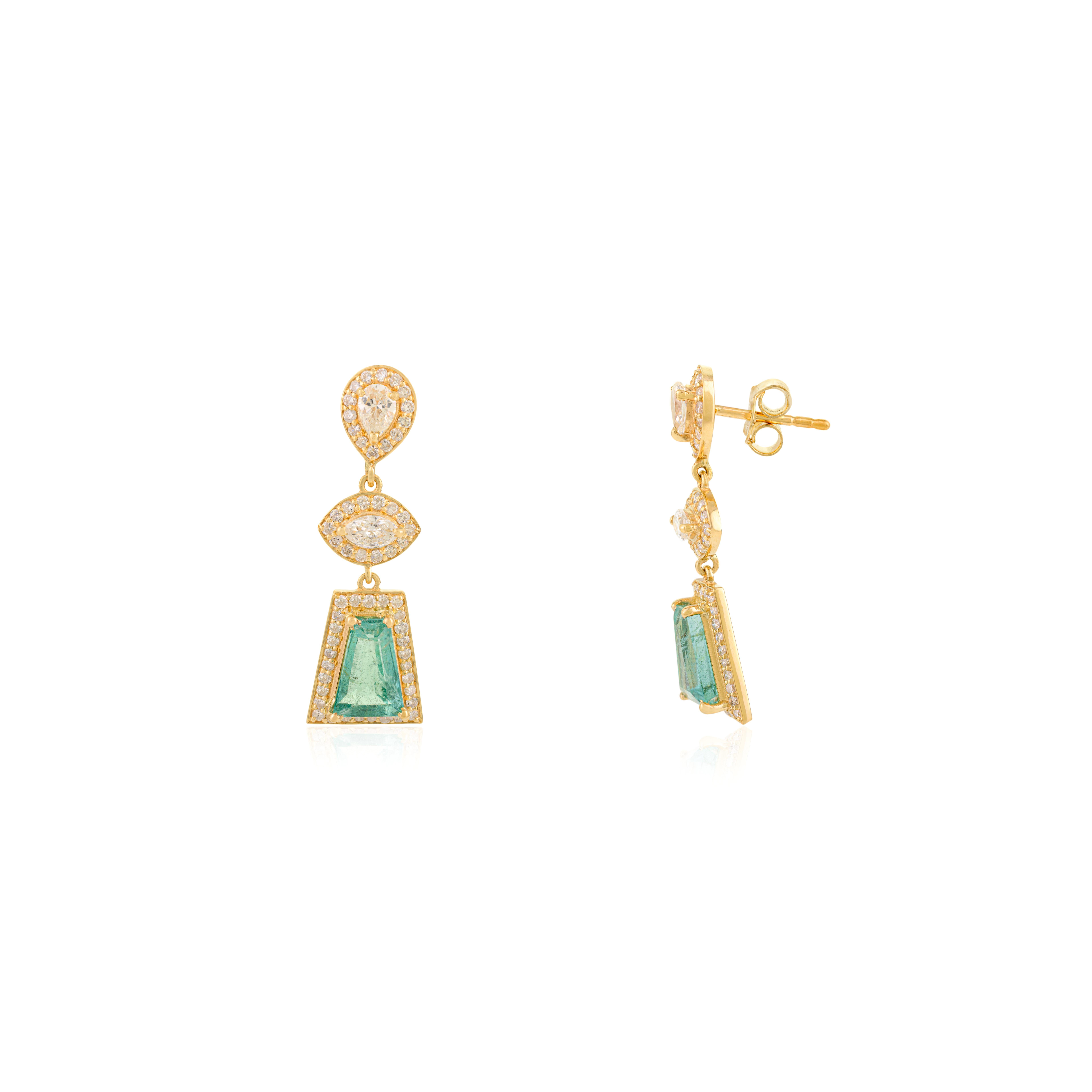 Geometrische Tropfenohrringe aus 18k Gelbgold mit Smaragd und Diamant für Frauen im Zustand „Neu“ im Angebot in New York, NY