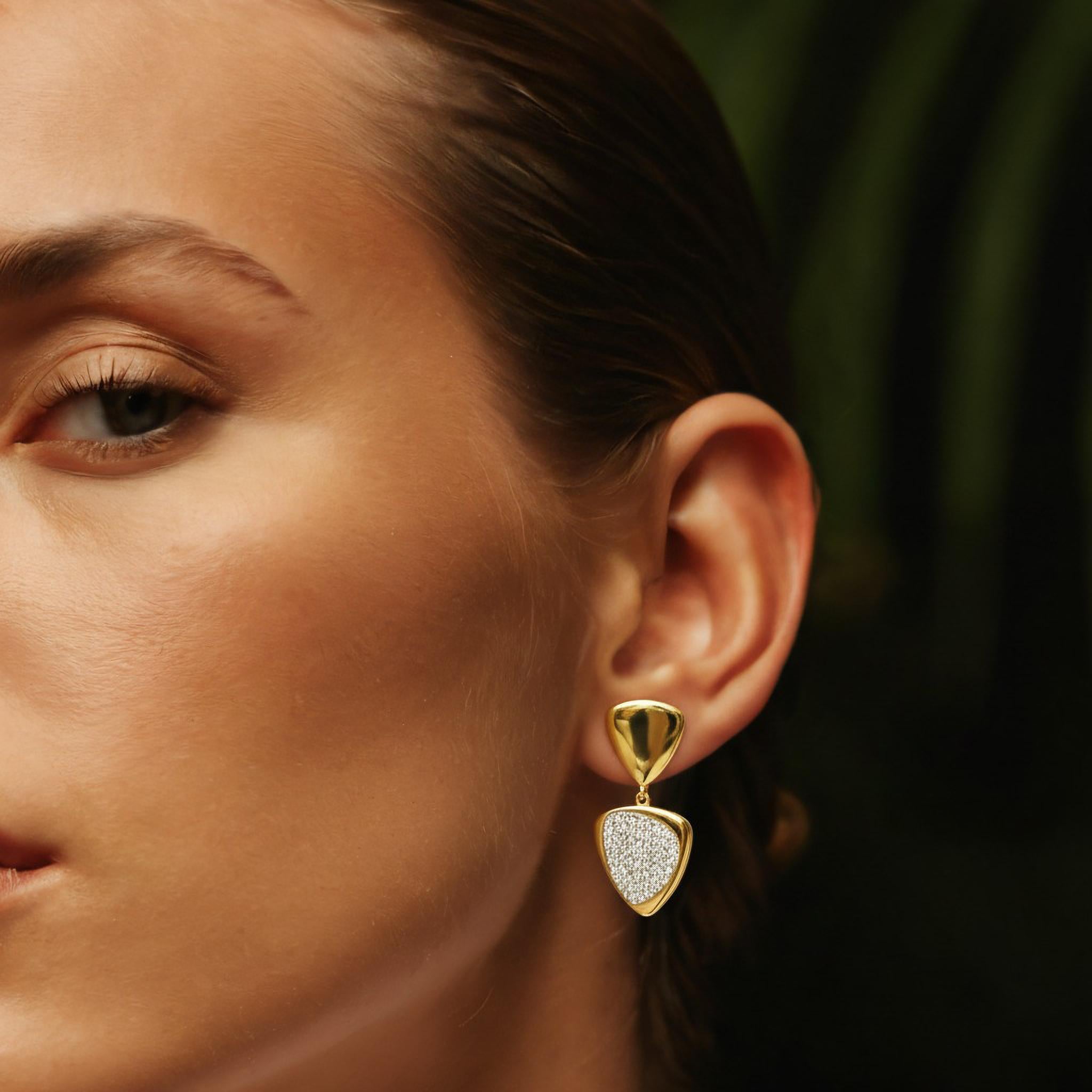 Espressione moderna di raffinatezza, questi orecchini geometrici a doppia tonalità con diamanti combinano l'eleganza architettonica con il lusso senza tempo. Realizzati con maestria in oro giallo 14 carati (disponibili su richiesta anche in 18