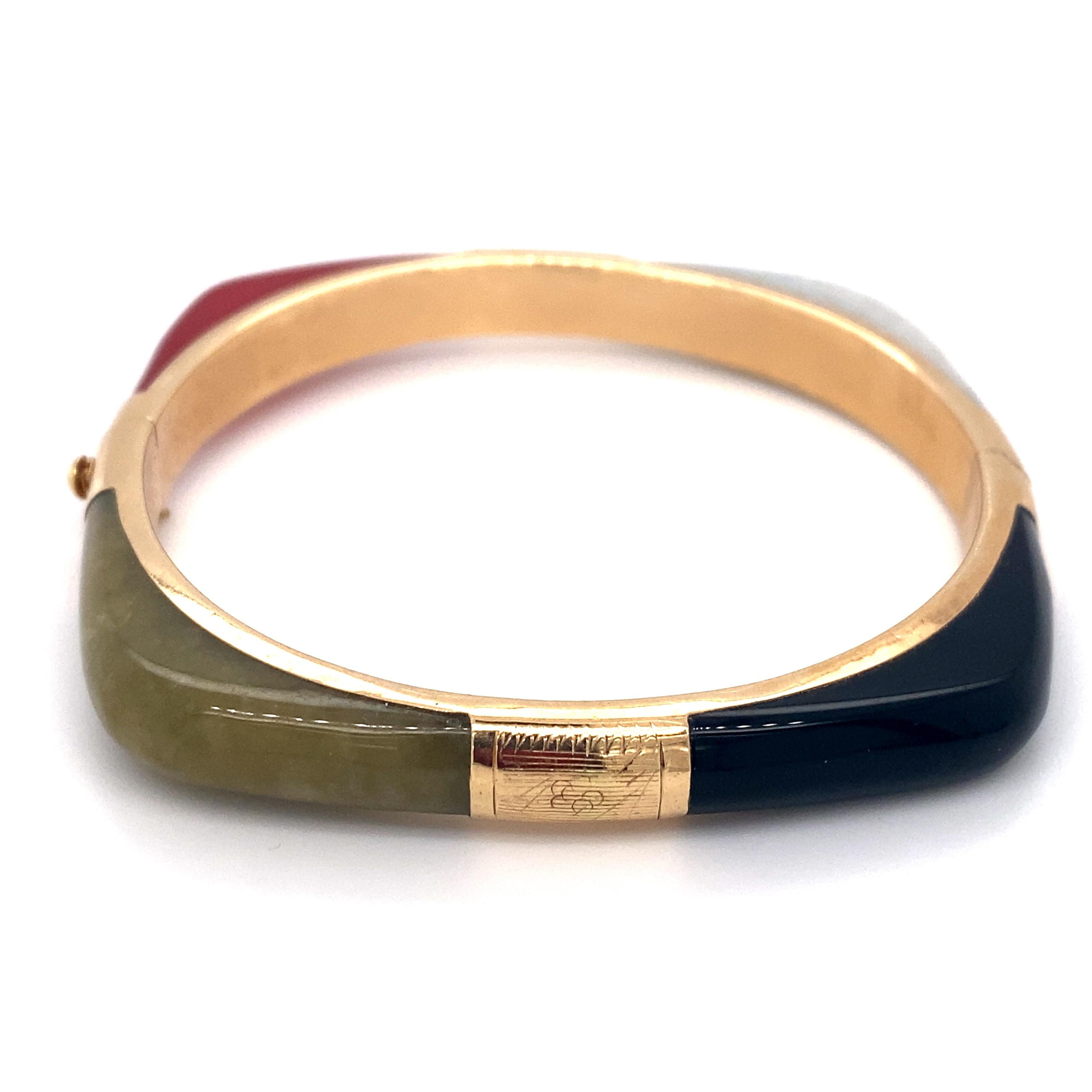 Geometrischer Scharnier-Armreif aus gefärbter Jade und Quarz aus 14 Karat Gold (Retro) im Angebot