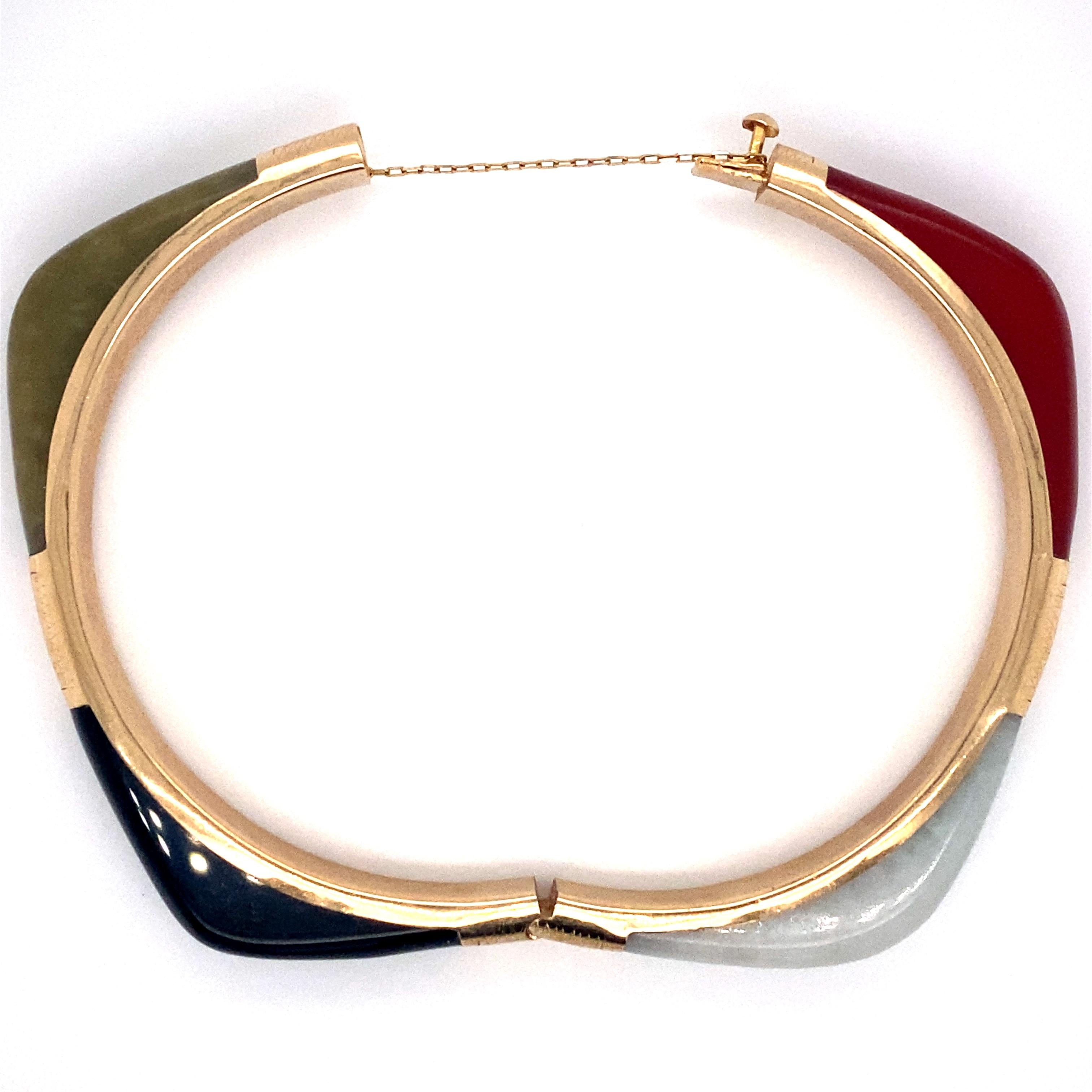 Geometric Dyed Jade and Quartz Hinged Bangle in 14 Karat Gold For Sale 1