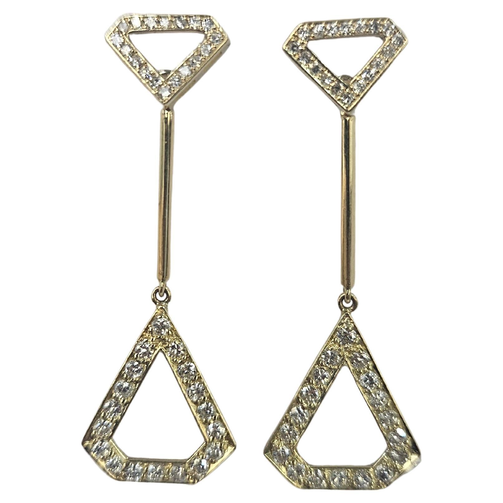 Boucles d'oreilles détachables stylisées à design géométrique (peuvent être portées sur le dessus seul ou en entier) en or jaune 18 carats.  Article très confortable et léger.
Pièce unique !
Avec 72 diamants taille brillant et un poids individuel de