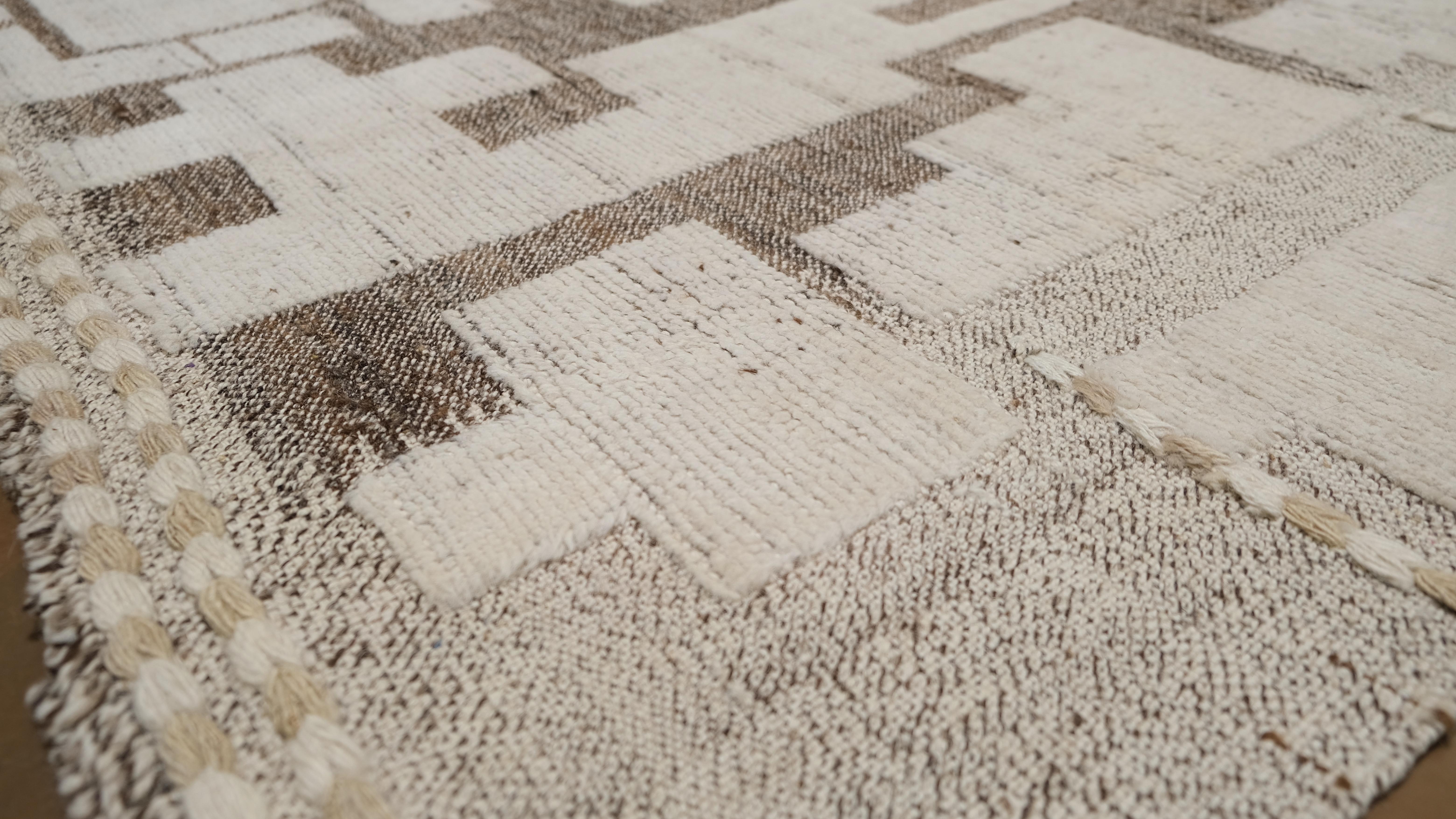 Mit einem auffälligen geometrisch-abstrakten Muster in Erdtönen. Das Zusammenspiel von kühnen Formen und neutralen Farben sorgt für einen dynamischen und doch harmonischen Look, der sich perfekt für moderne, minimalistische oder eklektische