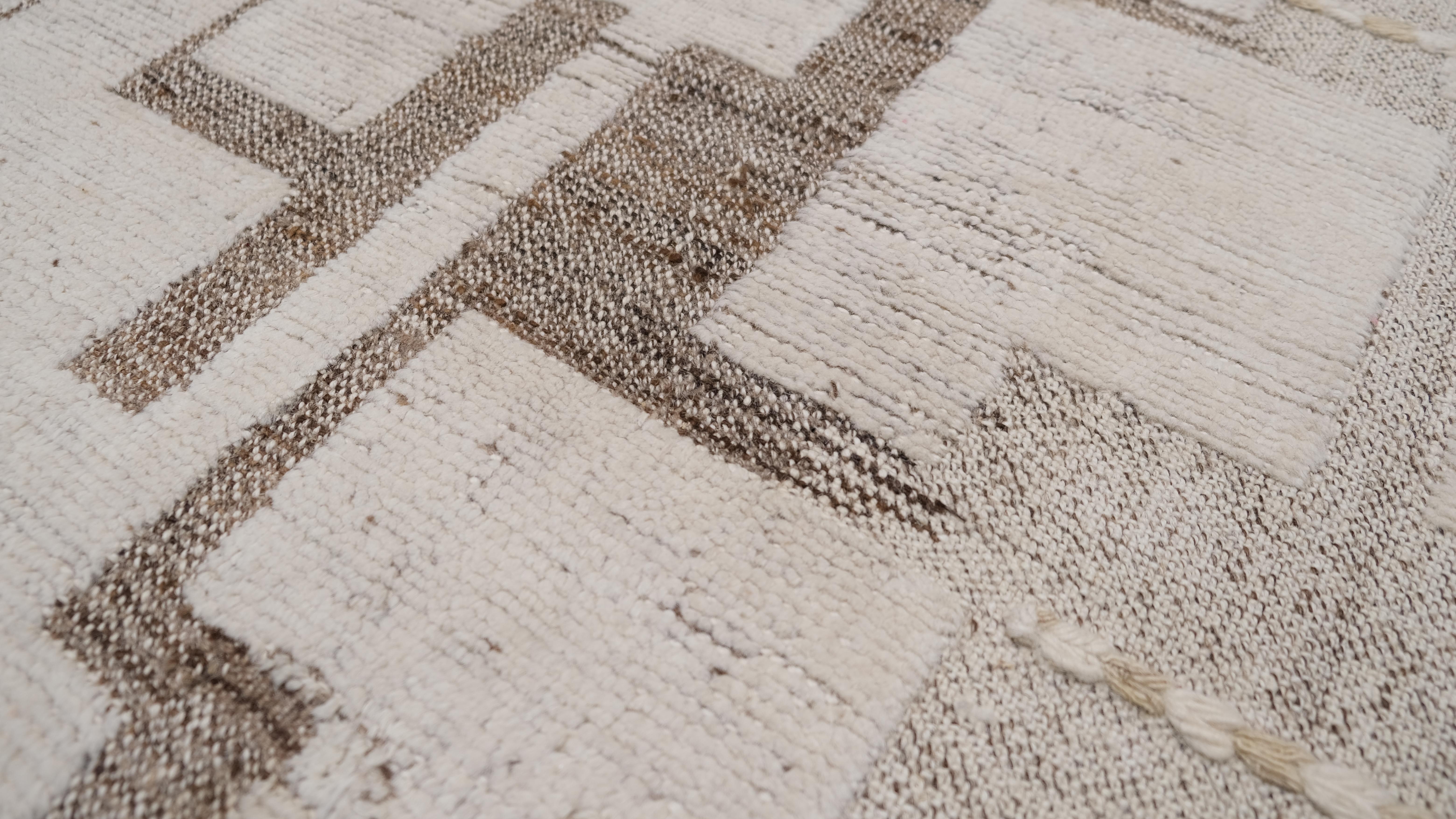 Geometrischer, erdfarbener, strukturierter Wollteppich 8'2''x9'7'' (Handgeknüpft) im Angebot