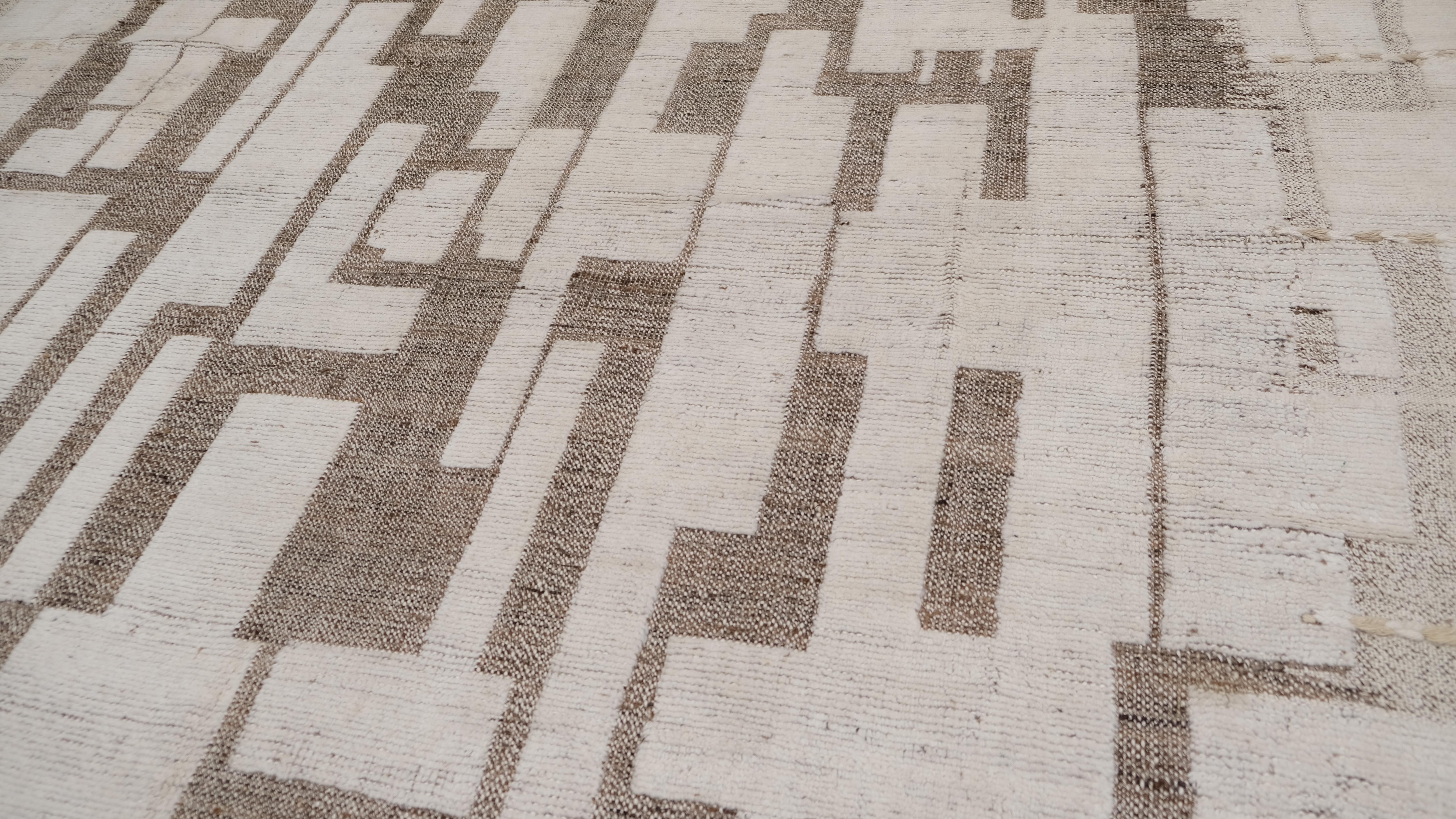 Geometrischer, erdfarbener, strukturierter Wollteppich 8'2''x9'7'' (Wolle) im Angebot
