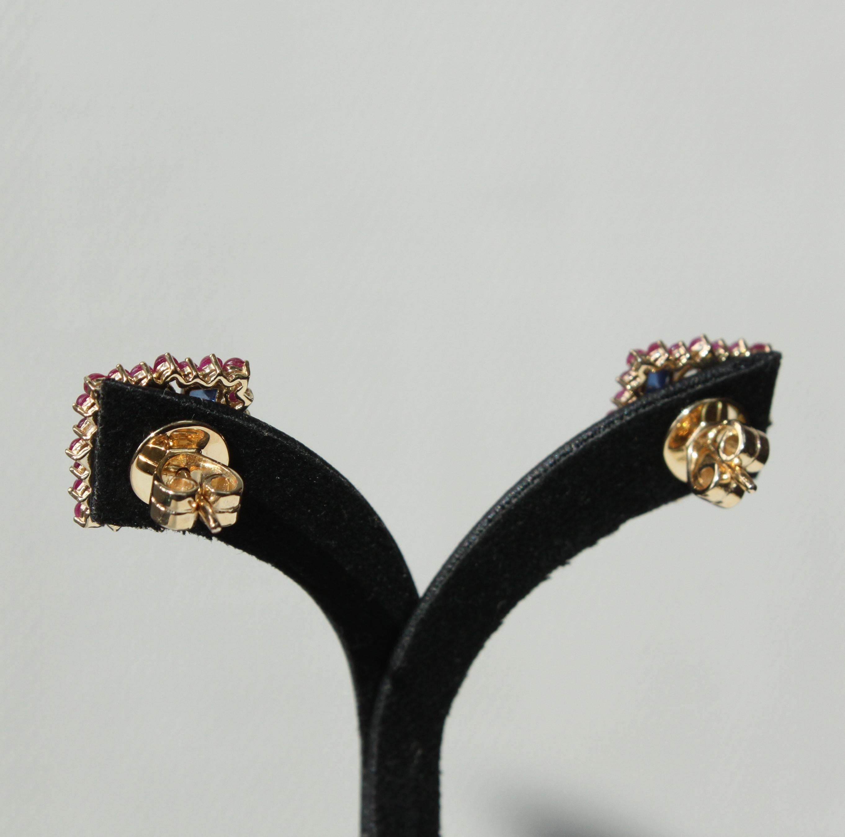 L'Elegance géométrique rencontre la couleur éblouissante : boucles d'oreilles en or blanc 14K serties de pierres précieuses Neuf - En vente à Bangkok, TH