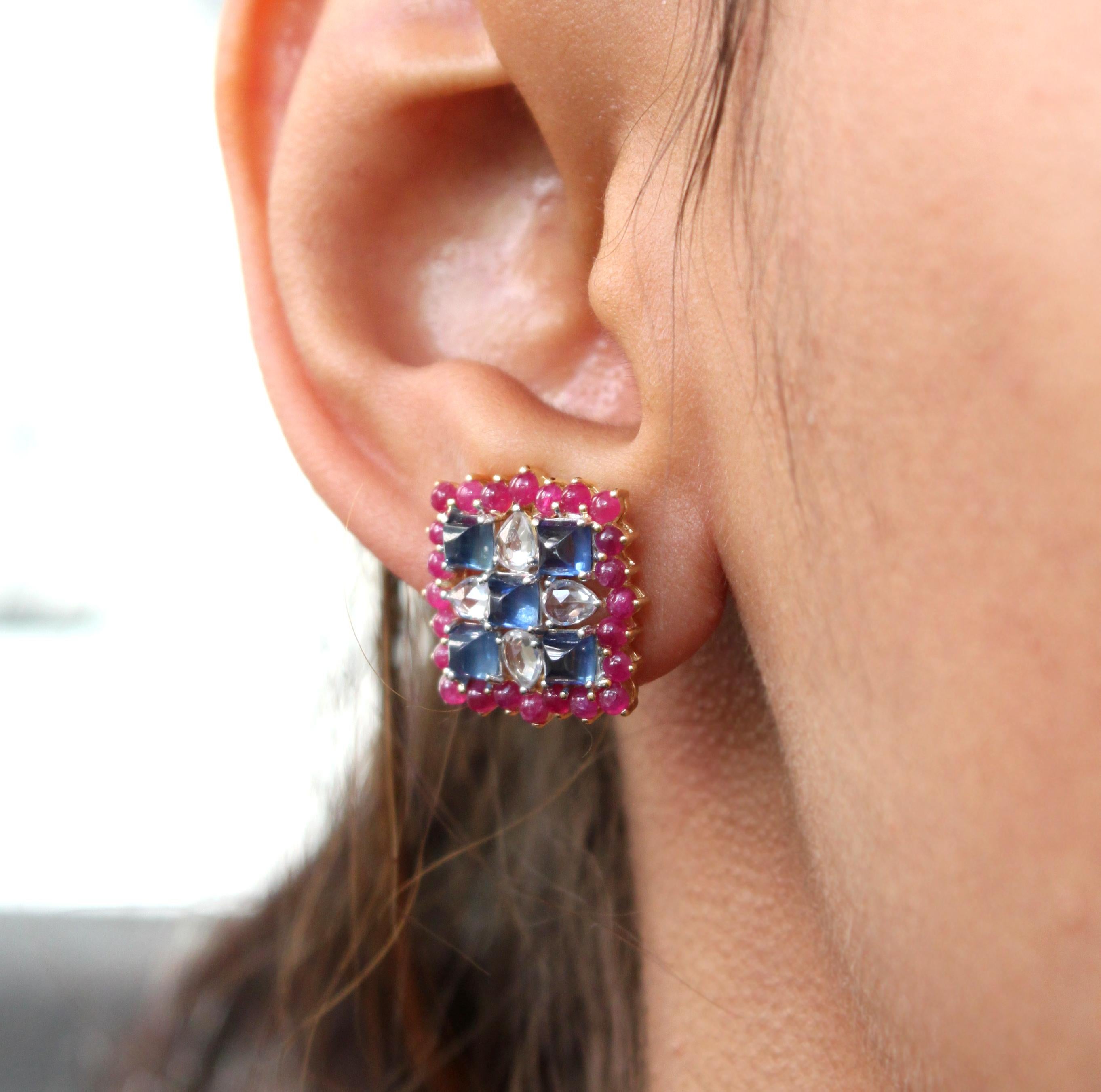 L'Elegance géométrique rencontre la couleur éblouissante : boucles d'oreilles en or blanc 14K serties de pierres précieuses en vente 1