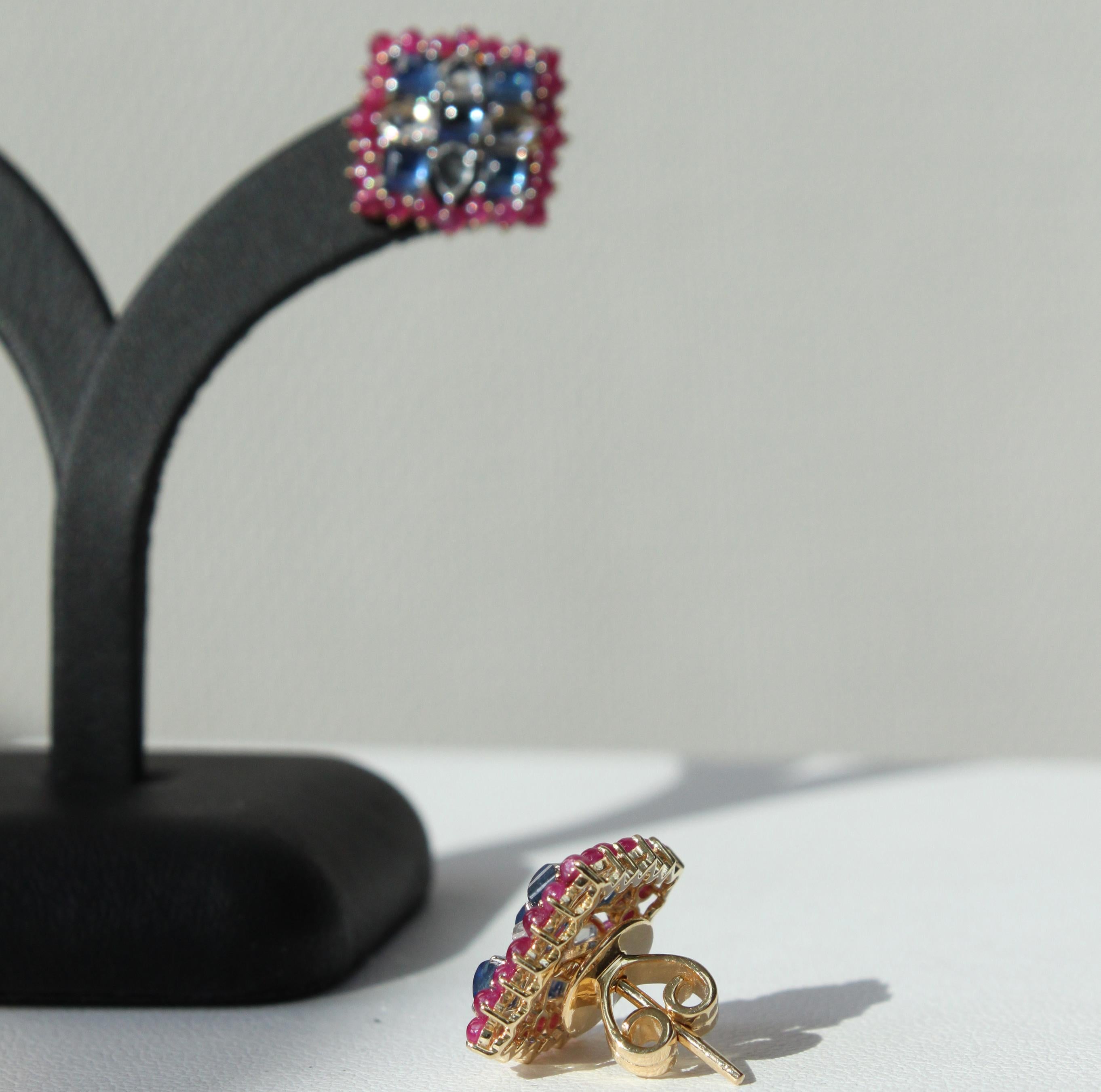 L'Elegance géométrique rencontre la couleur éblouissante : boucles d'oreilles en or blanc 14K serties de pierres précieuses en vente 2