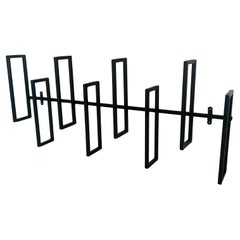 Geometrisches emailliertes Eisen Wandhalterung Postmodern  Innen-/Außenskulptur