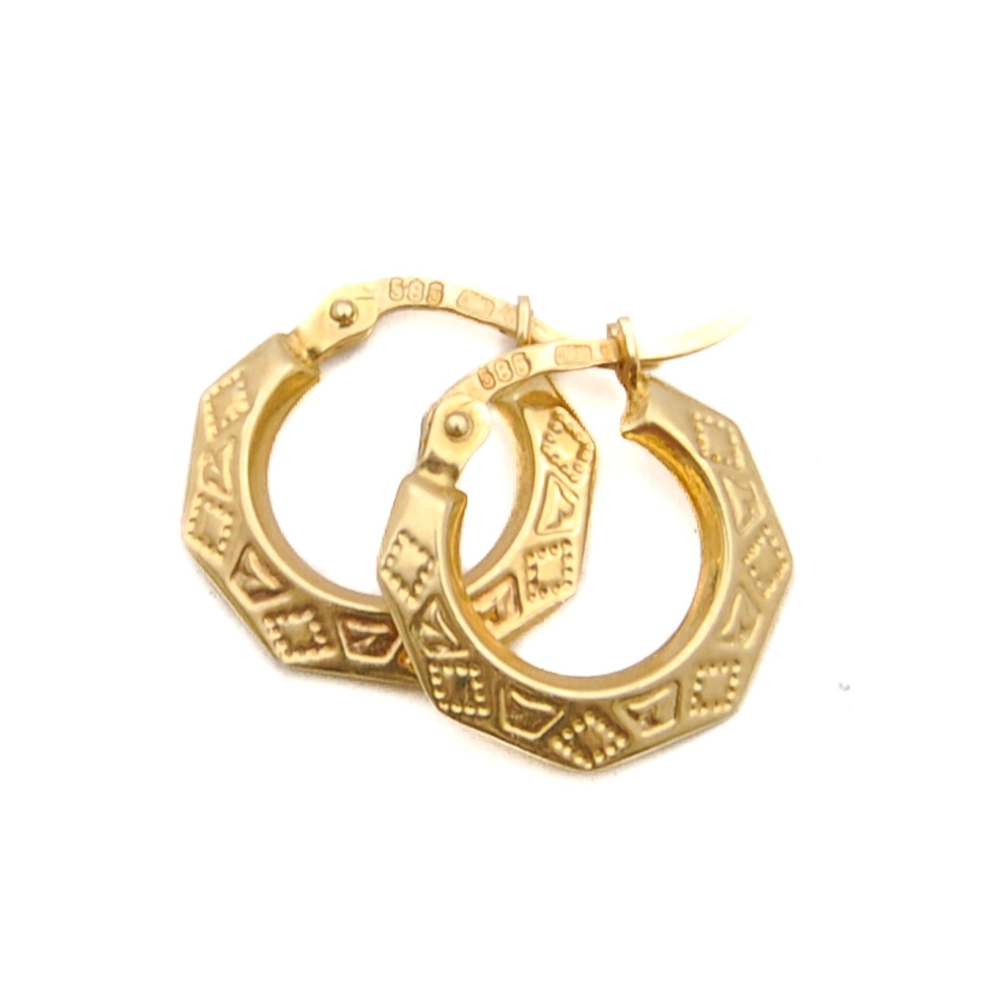 Vintage Geometric Engraved Gold Hoop Earrings In Good Condition In Rotterdam, NL