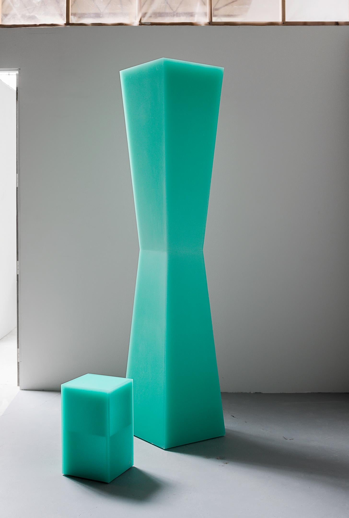 Geometrische SHIFT-Säule aus Epoxidharz in Türkis von Facture Studio (amerikanisch) im Angebot