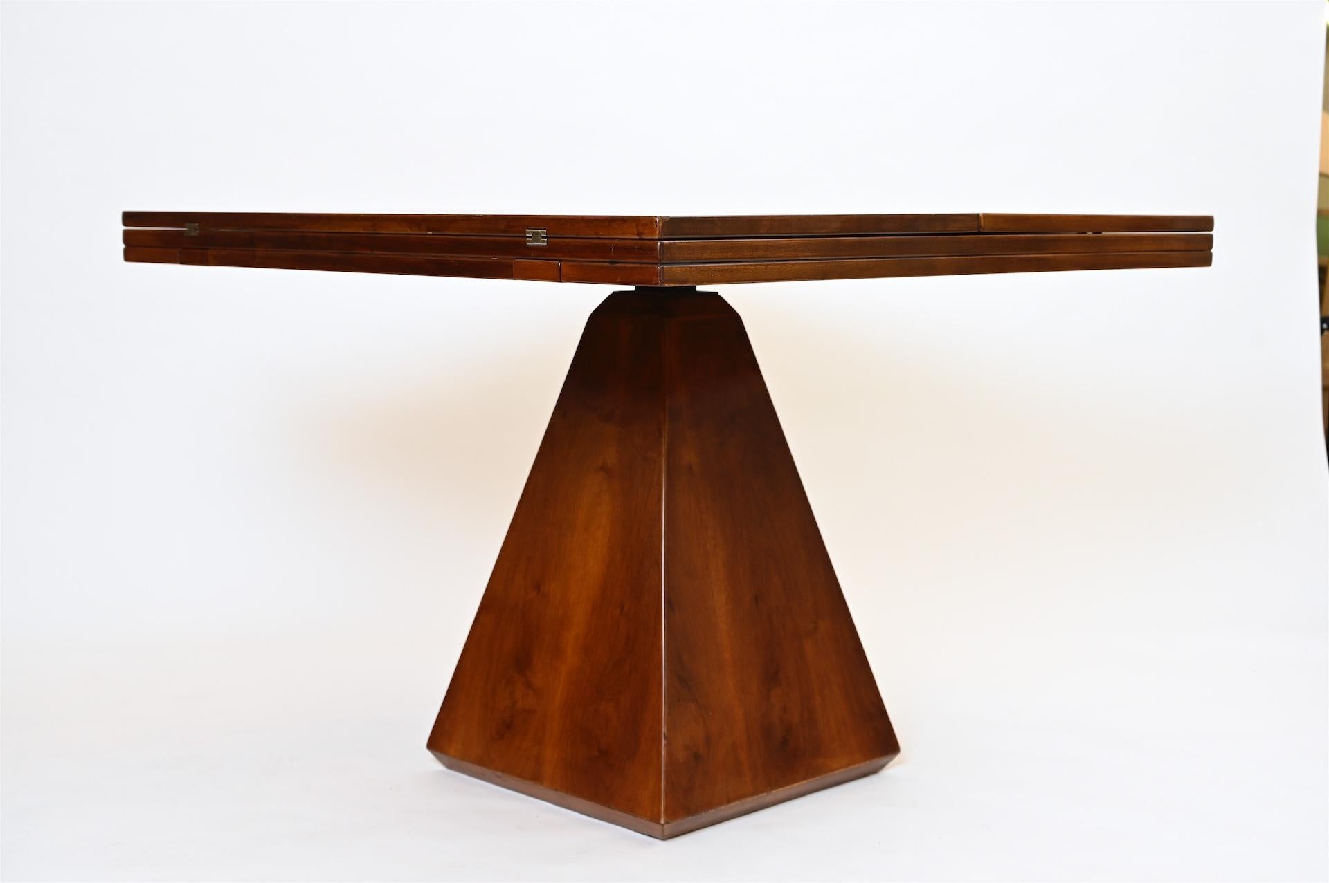 Geometric Expanding Table in Walnut circa 1960 by Introini In Good Condition In London, GB