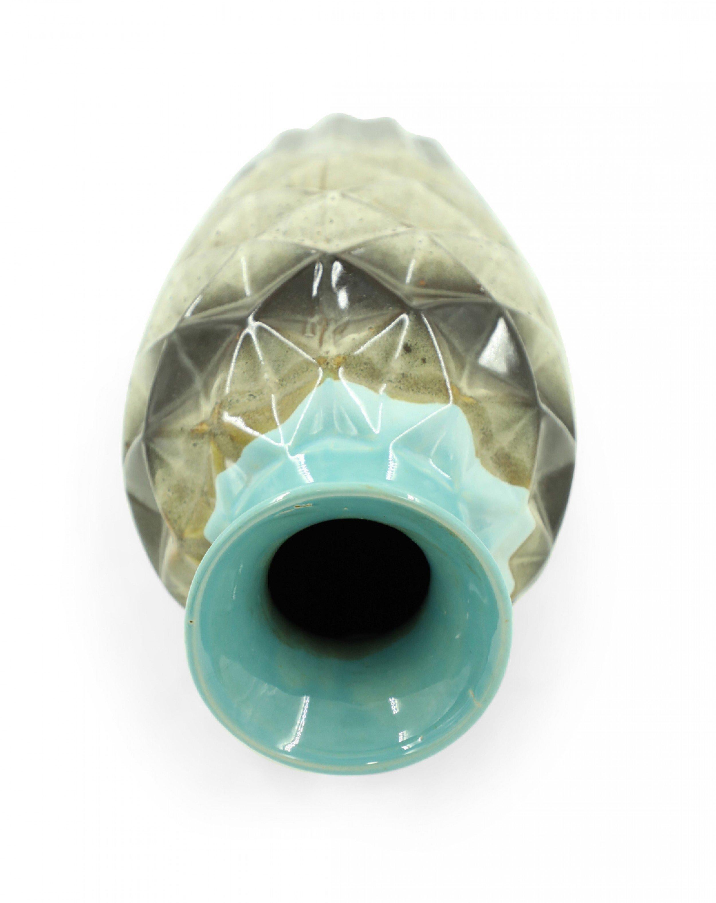 Geometrische Vase mit facettiertem und geriffeltem Rand in Blau und Braun (Moderne) im Angebot