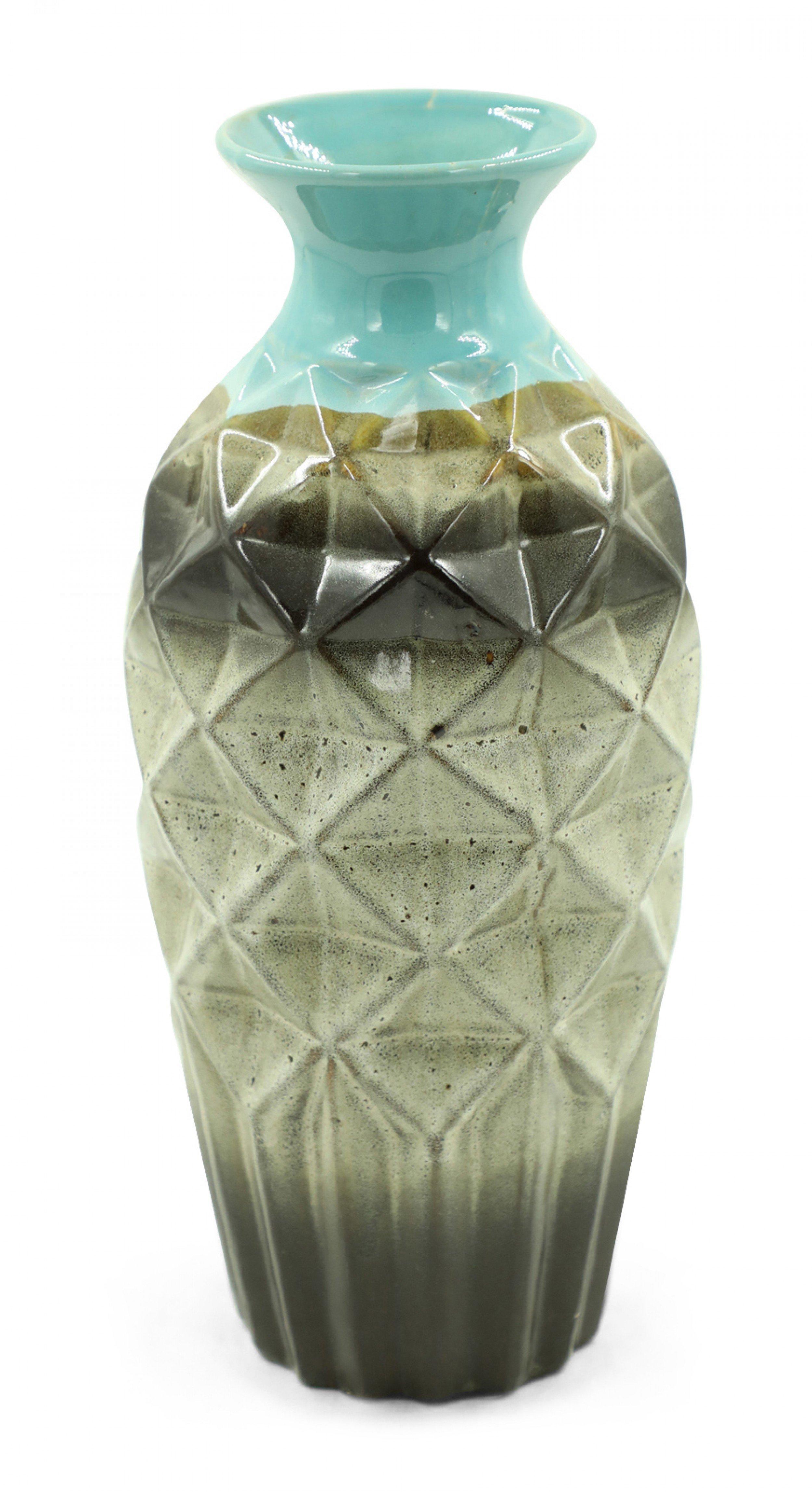 Geometrische Vase mit facettiertem und geriffeltem Rand in Blau und Braun (amerikanisch) im Angebot
