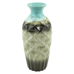 Vaso geometrico sfaccettato e scanalato con bordo blu e marrone