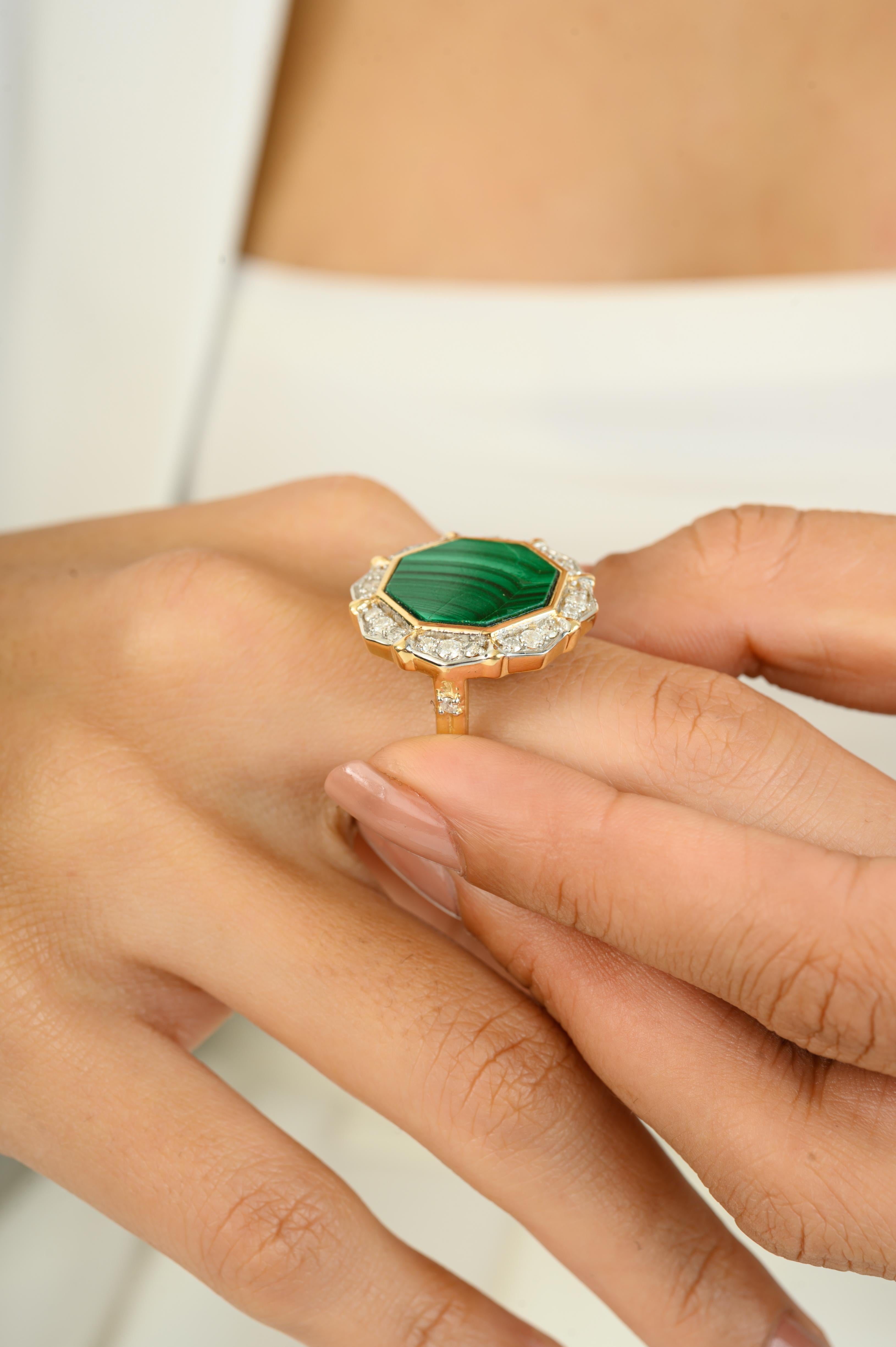 En vente :  Bague cocktail en or jaune 14 carats avec diamants et malachite de 7,7 carats, taille fantaisie 3