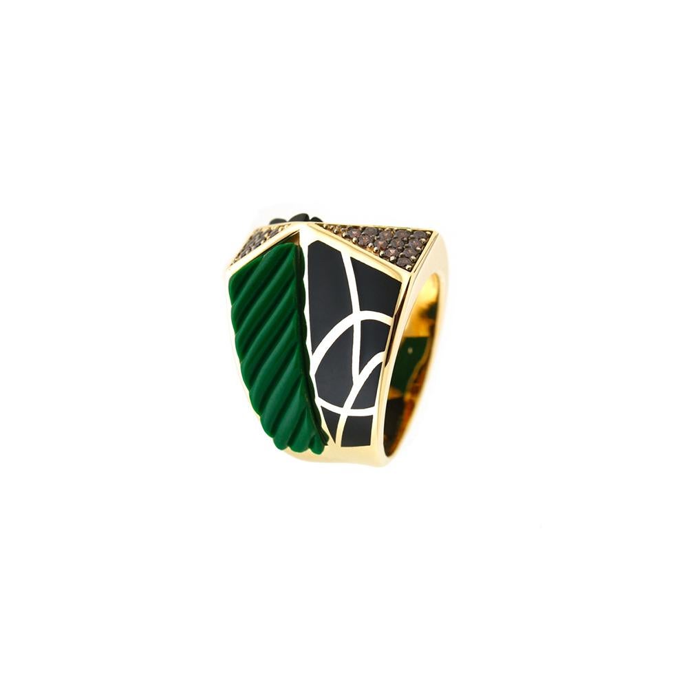 This geometrical ring is divided into different sections, each displaying a meticulously crafted design. Made of 18 Kt yellow gold, it features black and green enamel as well as gemstones accents.
The design of this ring is inspired by the work of
