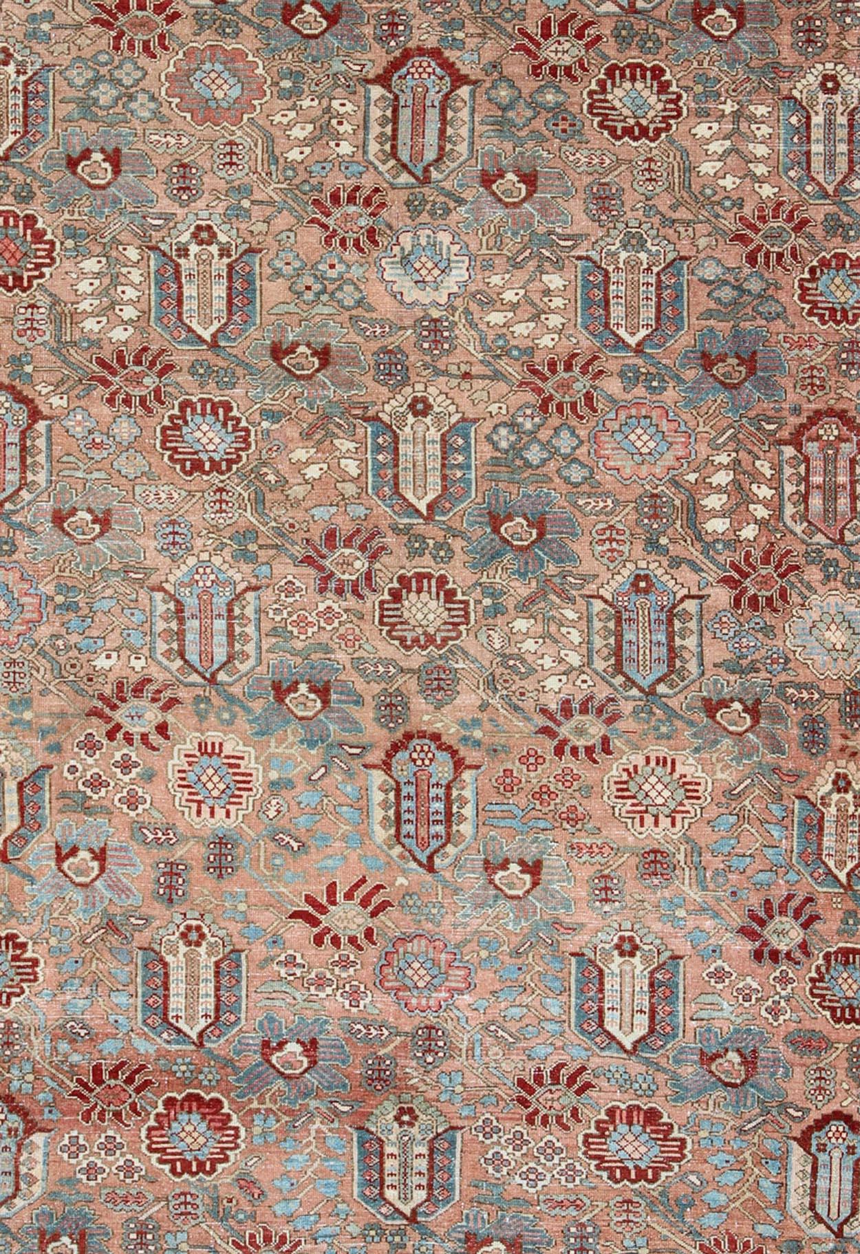 Geometrischer, floraler antiker persischer Bakhtiari-Teppich mit lachsfarbenem Allover-Design (Stammeskunst) im Angebot