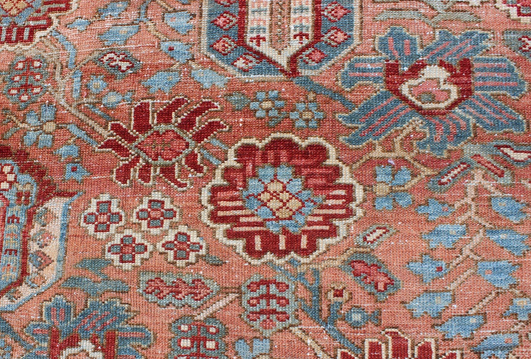 Geometrischer, floraler antiker persischer Bakhtiari-Teppich mit lachsfarbenem Allover-Design (Frühes 20. Jahrhundert) im Angebot
