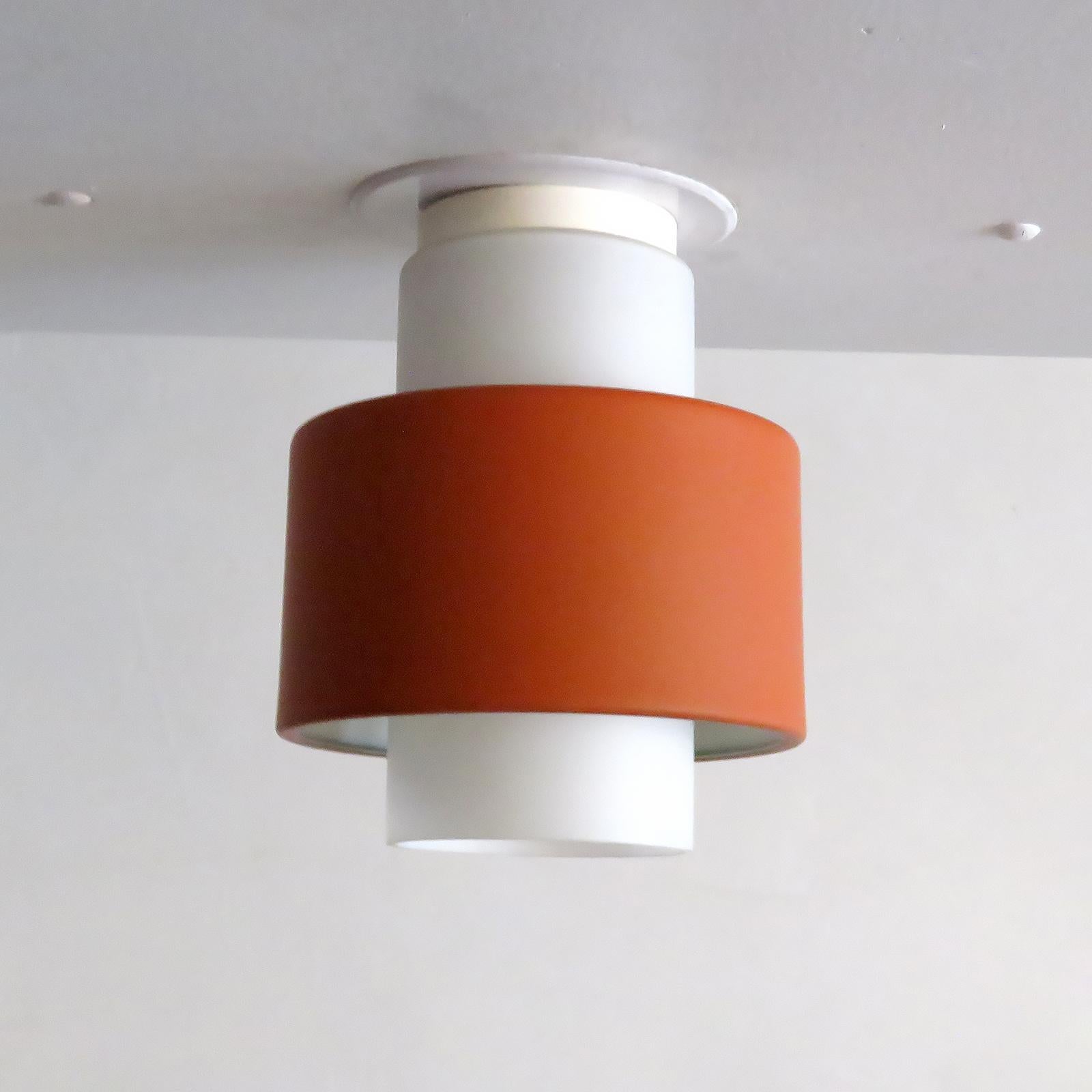 Maravillosas luces empotradas de color naranja quemado y blanco de Philips, en metal esmaltado y cubiertas de luz de cristal opalino, casquillos de porcelana, 4 disponibles, cableadas para normas de EE.UU., un casquillo E27 cada una, potencia máxima