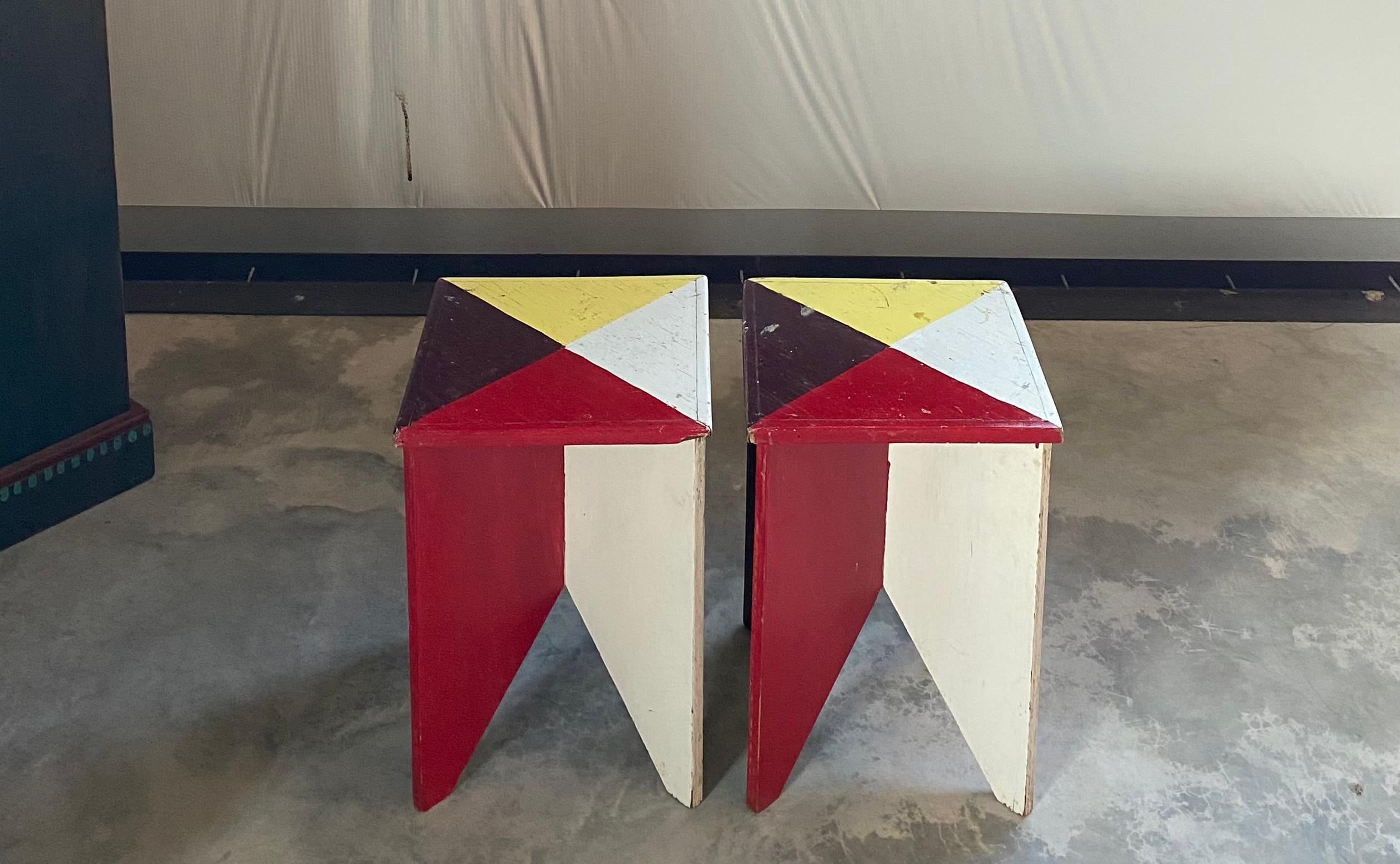 Paire de tables peintes d'art populaire géométrique en vente 2