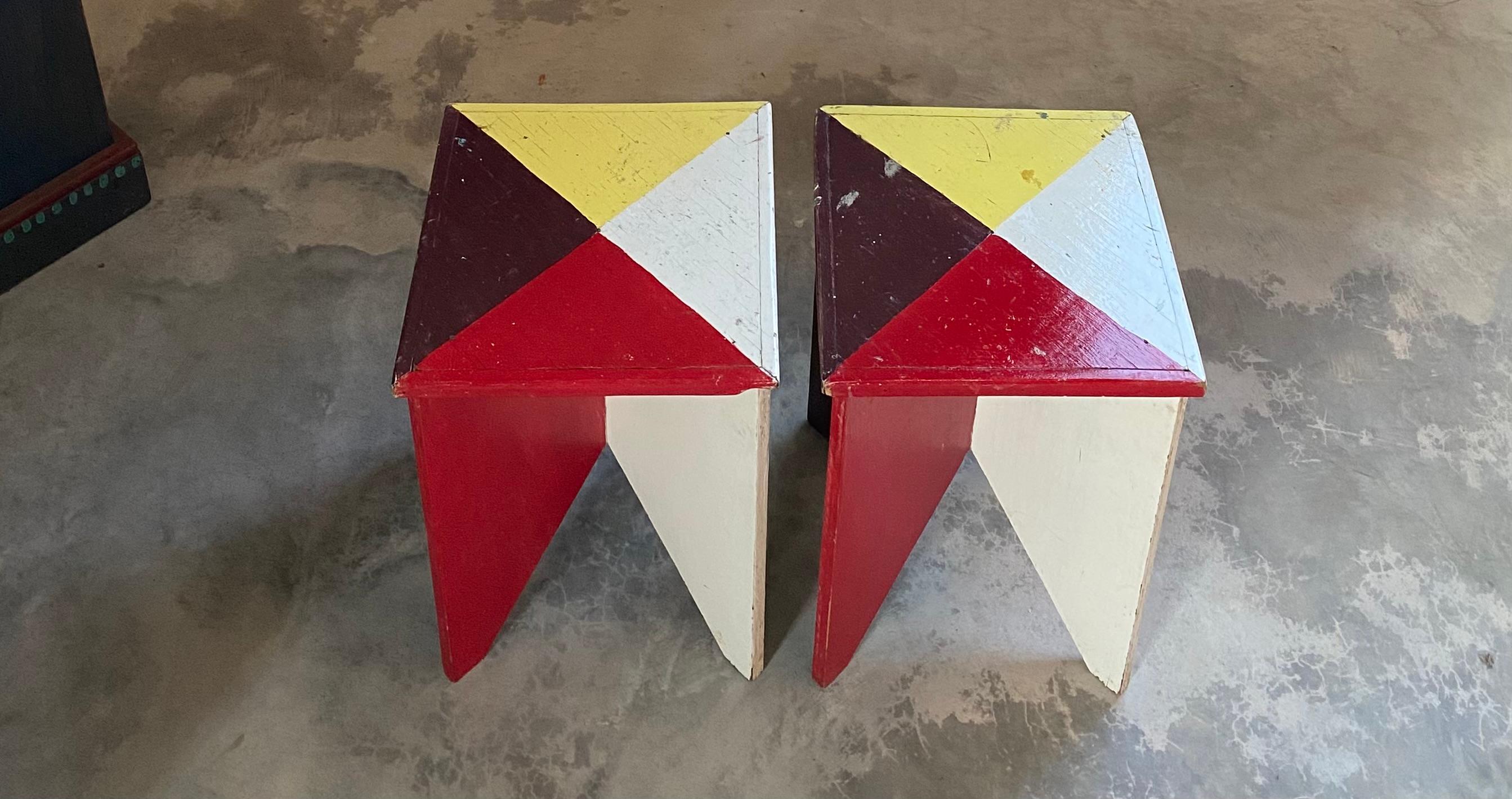 Paire de tables peintes d'art populaire géométrique en vente 3