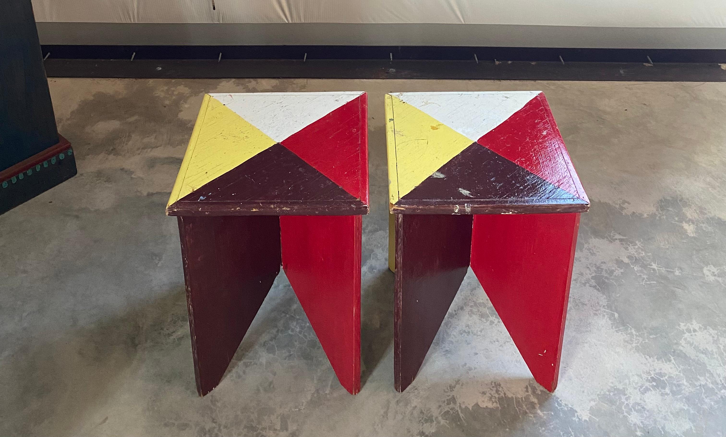 Paire de tables peintes d'art populaire géométrique en vente 4