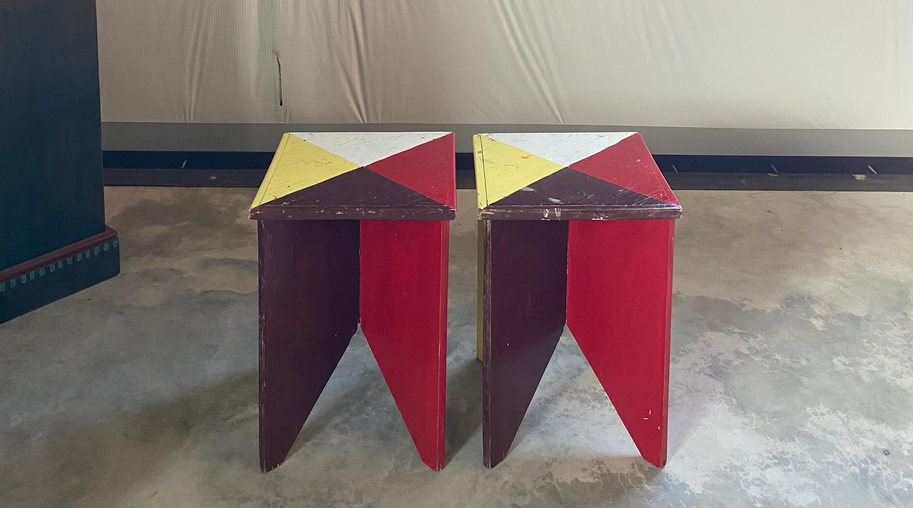 Paire de tables peintes d'art populaire géométrique en vente 5