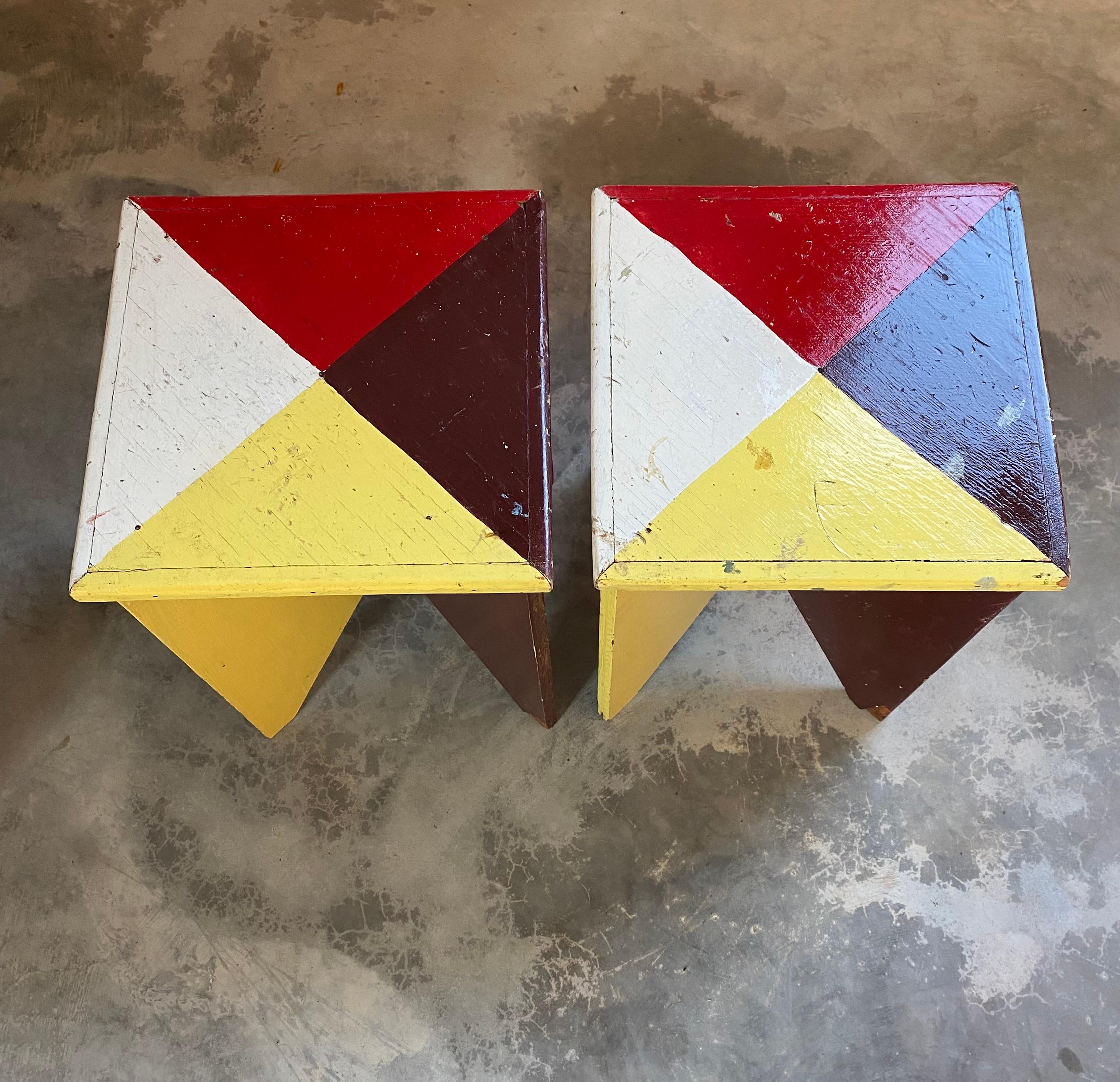 Paire de tables peintes d'art populaire géométrique en vente 6